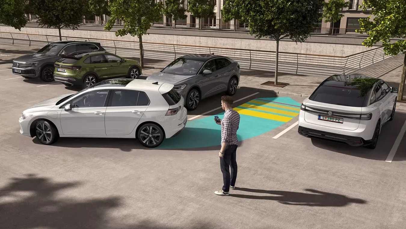 "Bel VW Golf za parkiranje uporablja asistenco Park Assist, njeno delovanje je vizualno ponazorjeno na cestišču. "
