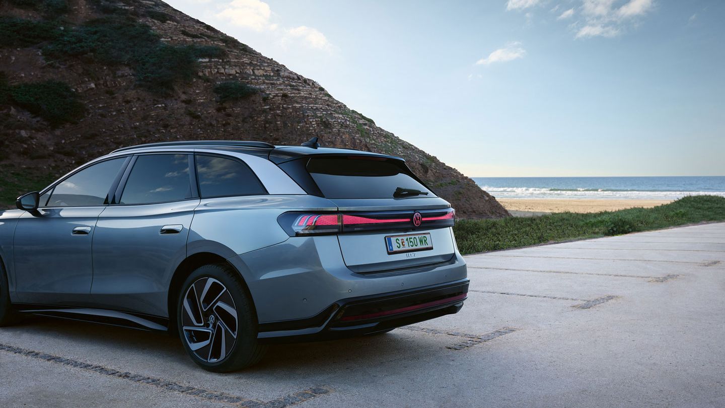 Pogled od zadaj na VW ID.7 Tourer sive barve