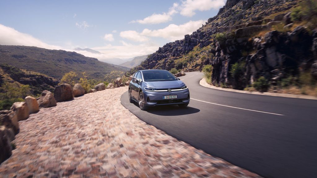 Moder VW ID.3 Neo vozi po vijugasti gorski cesti