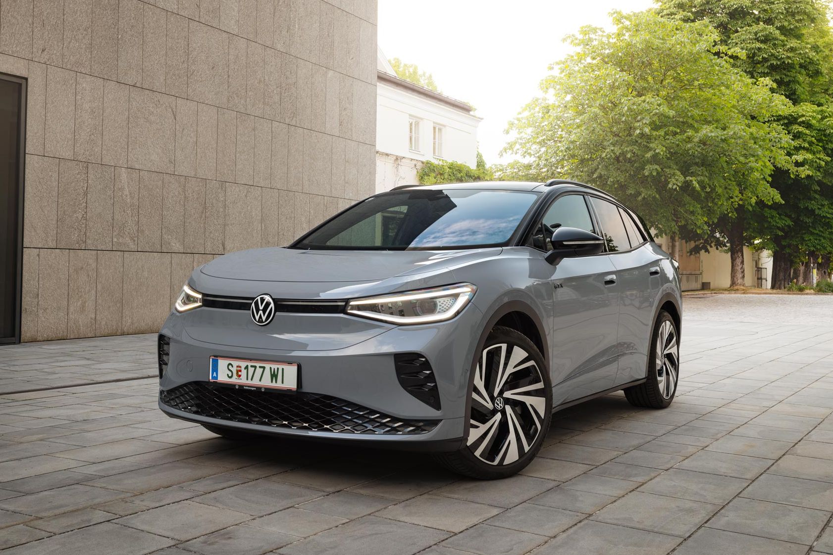 Mondsteingrauer VW ID.4 GTX geparkt vor Gebäude