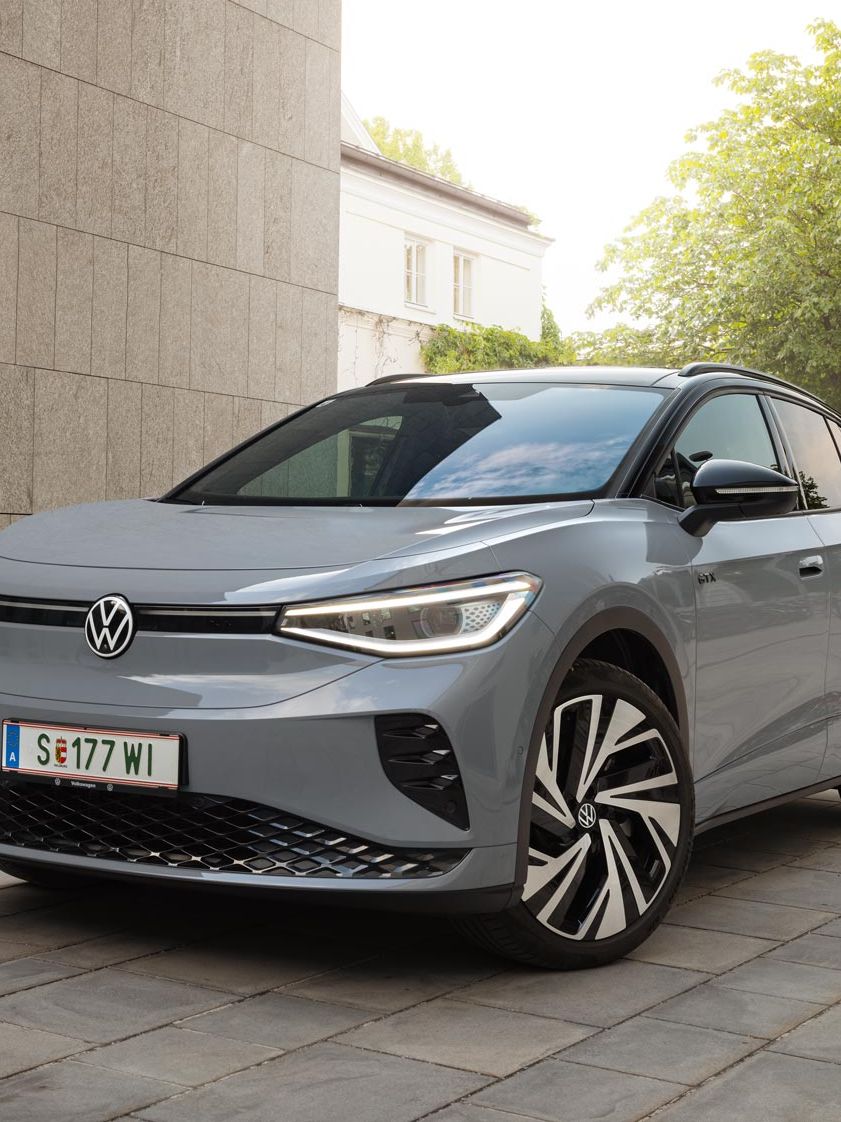 Mondsteingrauer VW ID.4 GTX geparkt vor Gebäude