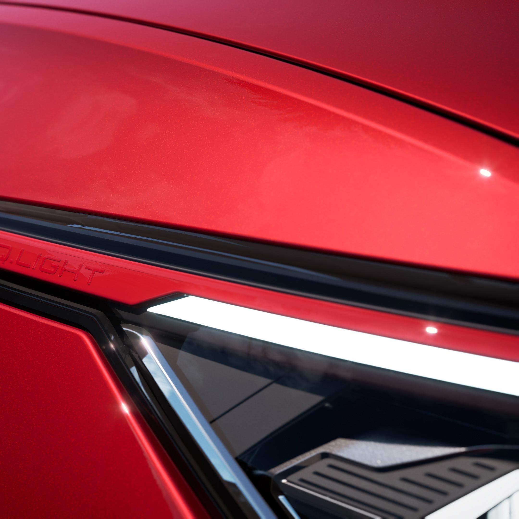 Detajlni posnetek matričnih LED-žarometov pri rdečem VW Golfu GTI.