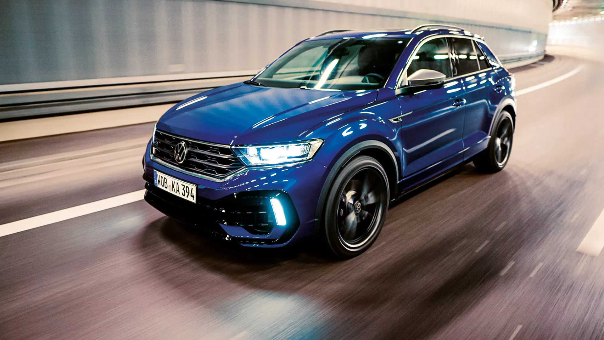 VW T-Roc R med vožnjo, pogled nanj od spredaj s strani