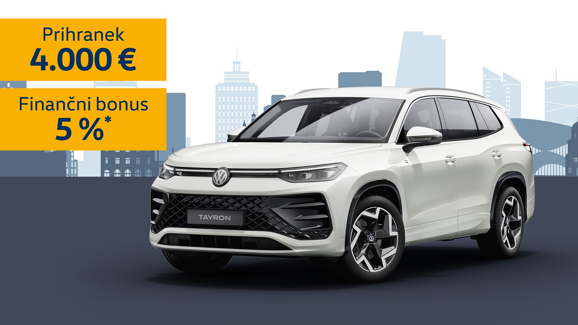 Promocijska slika Volkswagen Tayrona bele barve na temnem ozadju s silhuetami mestnih stavb. Na levi strani sta rumena polja z modrim napisom “Prihranek 4.000 €” in “Finančni bonus 5 %*”. 