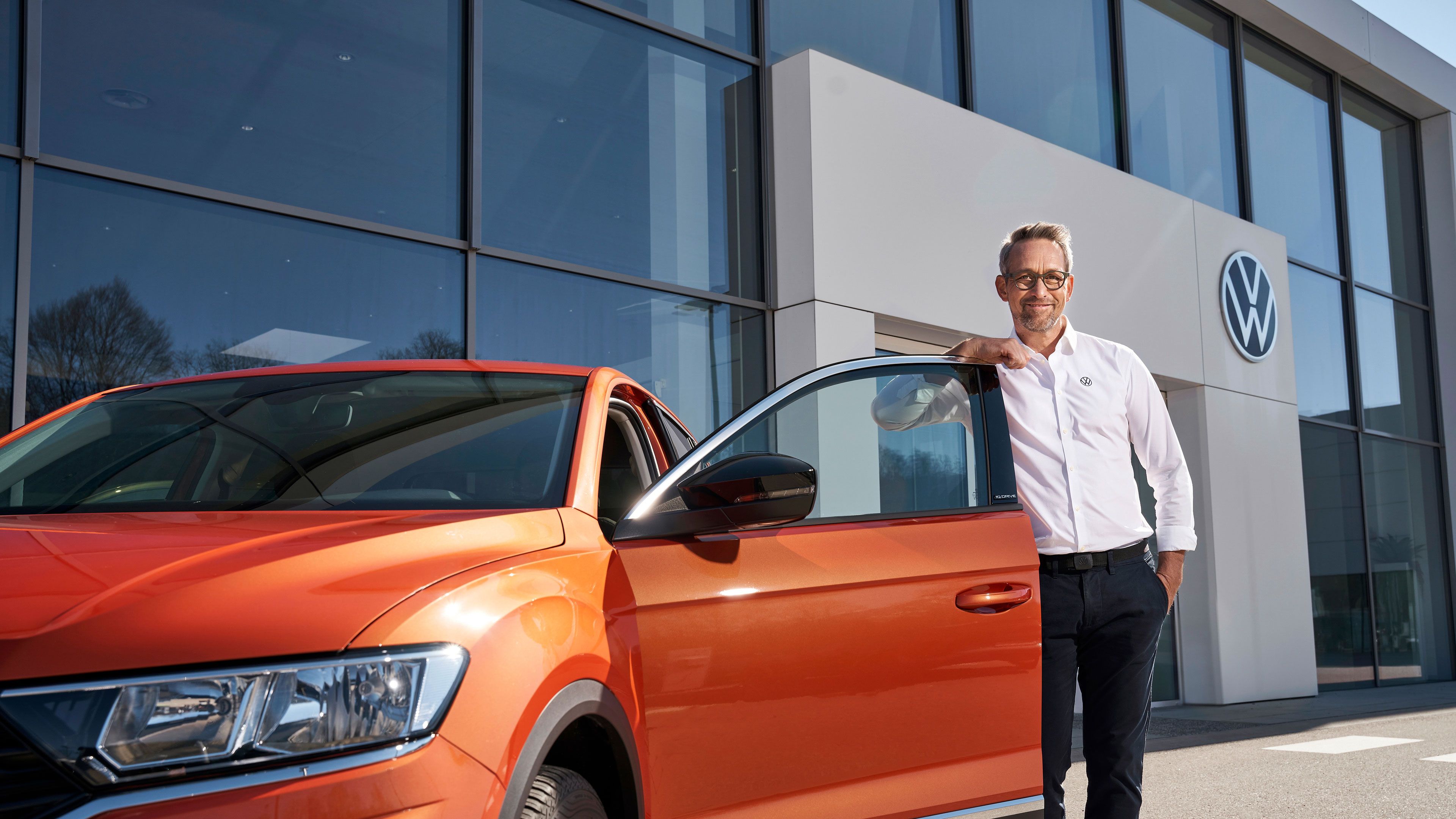 Ein Volkswagen Partner steht vor einem ID.3