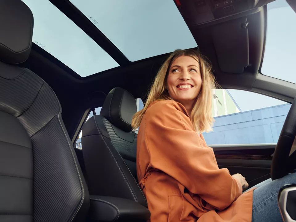 Ženska, ki sedi v avtomobilu