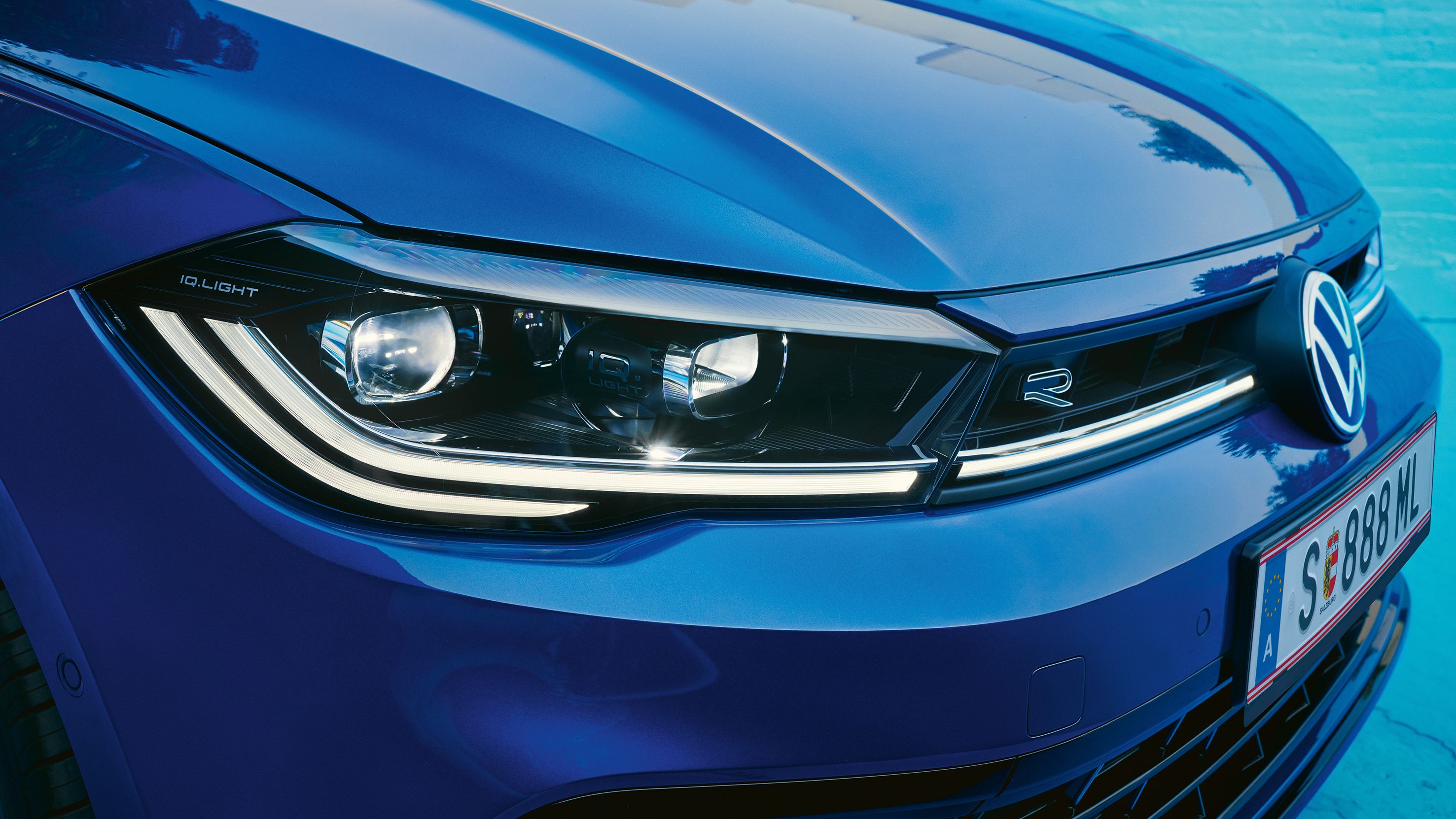 Detajlni posnetek matričnih LED-žarometov IQ.LIGHT pri modrem VW Polu. 