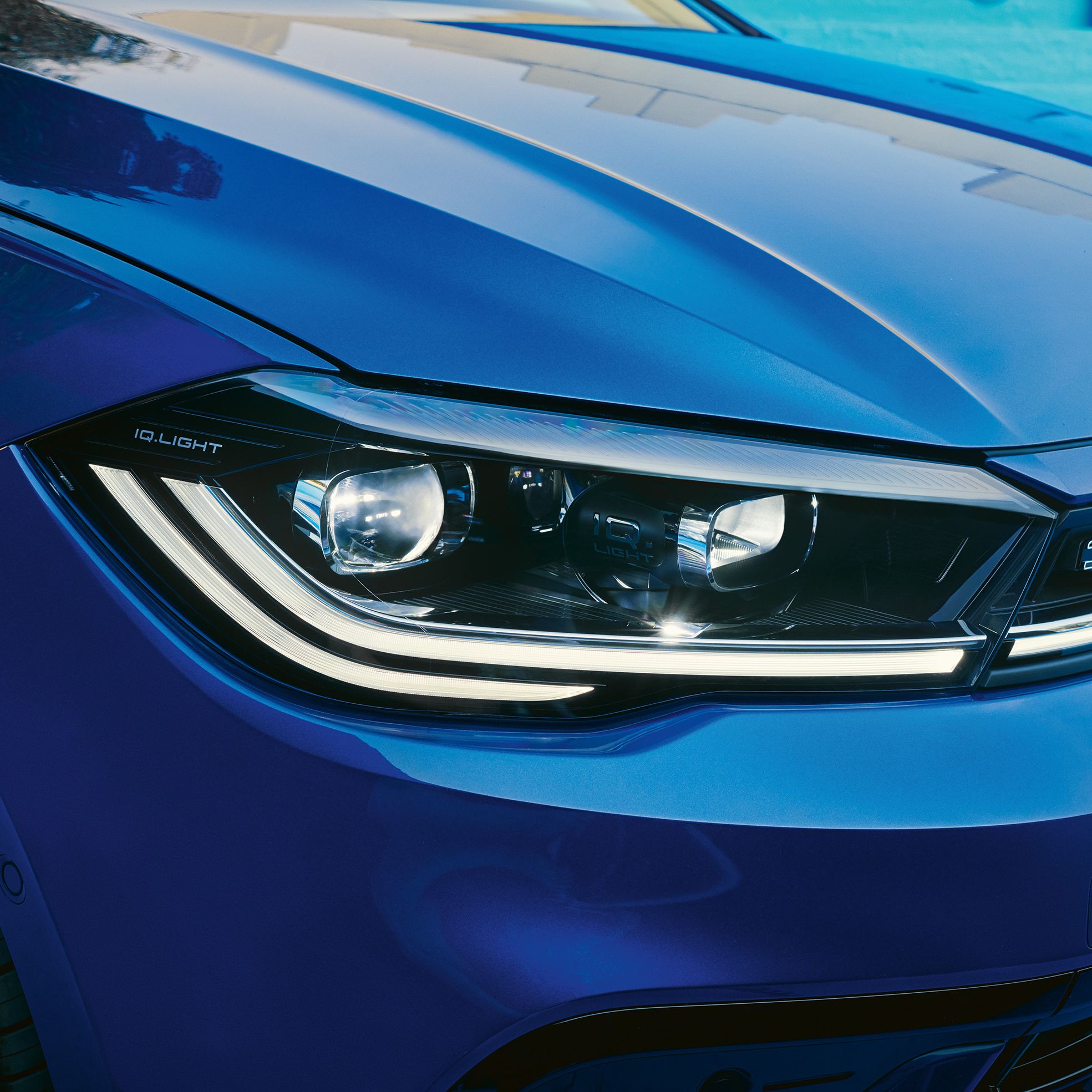 Detajlni posnetek matričnih LED-žarometov IQ.LIGHT pri modrem VW Polu. 
