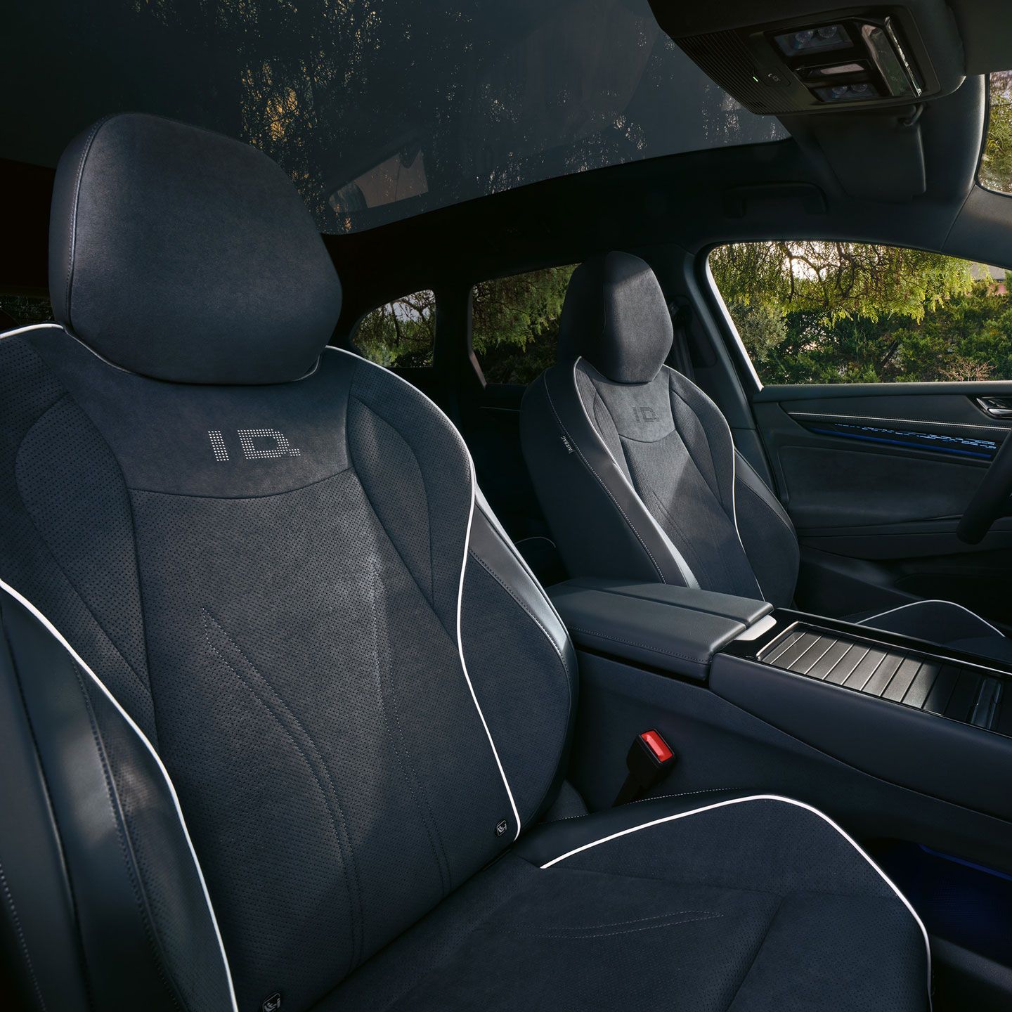 Pogled na sprednja sedeža v modelu VW ID.7 Tourer.