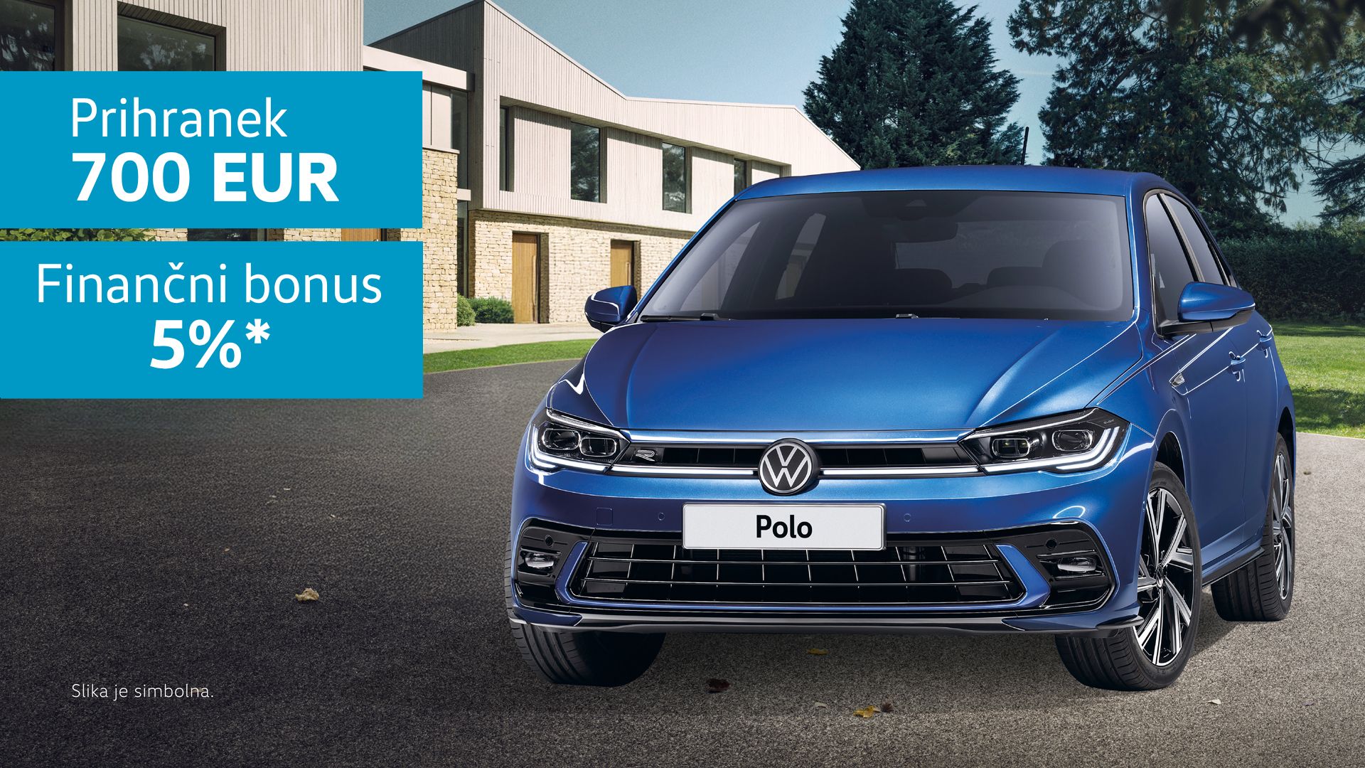 Oglas za modri avtomobil Volkswagen Polo, parkiran pred sodobno stanovanjsko hišo. Na levi strani je moder pravokotnik z besedilom “Prihranek 700 EUR” in “Finančni bonus 5%*”. 