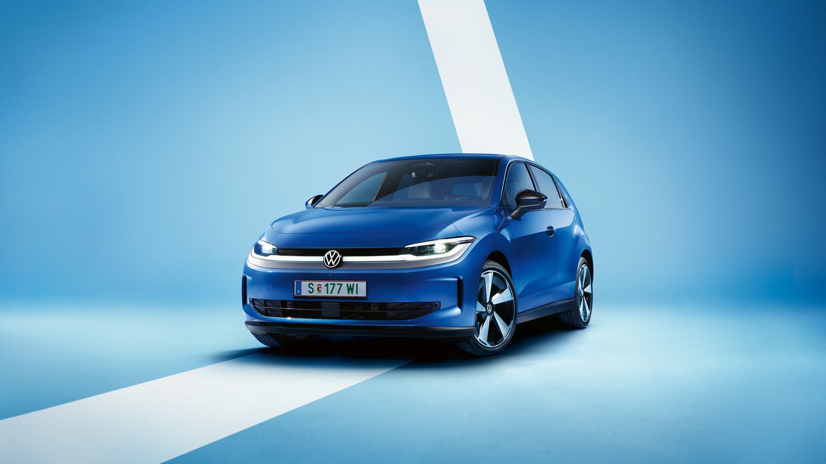 Moder VW ID. Polo slog diagonalno spredaj na svetlo modrem ozadju.