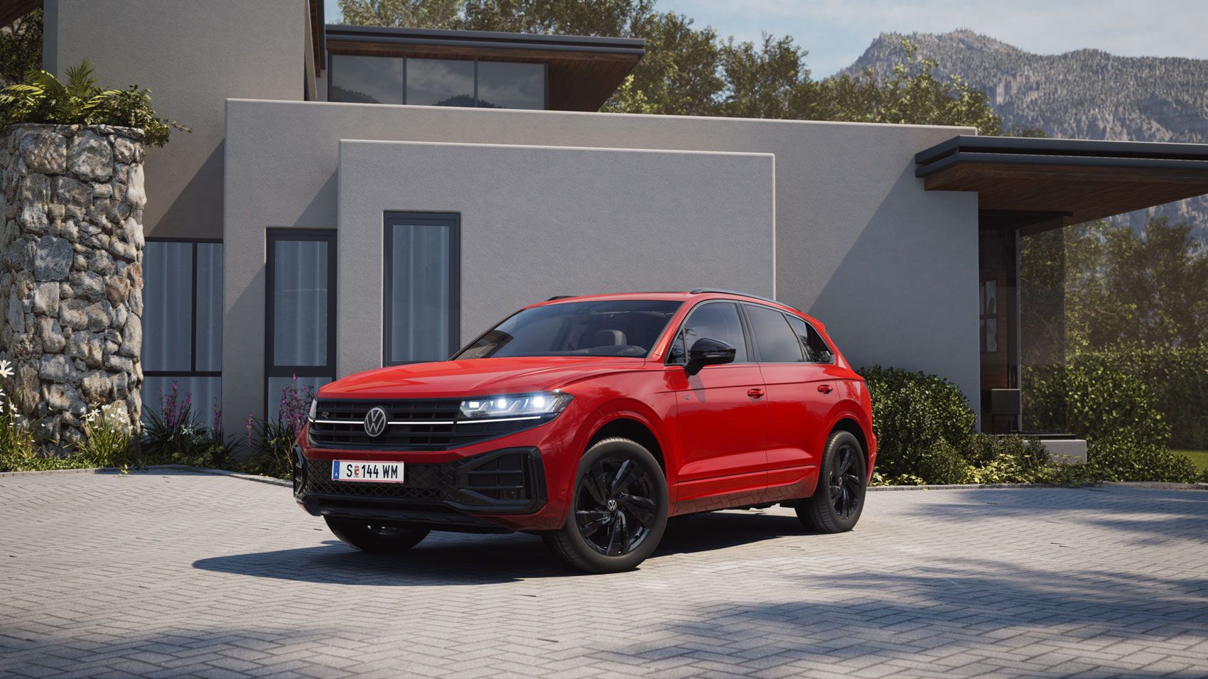 Pogled s sprednje strani na rdeč VW Touareg z elementi R-Line "Exterior Black Style".