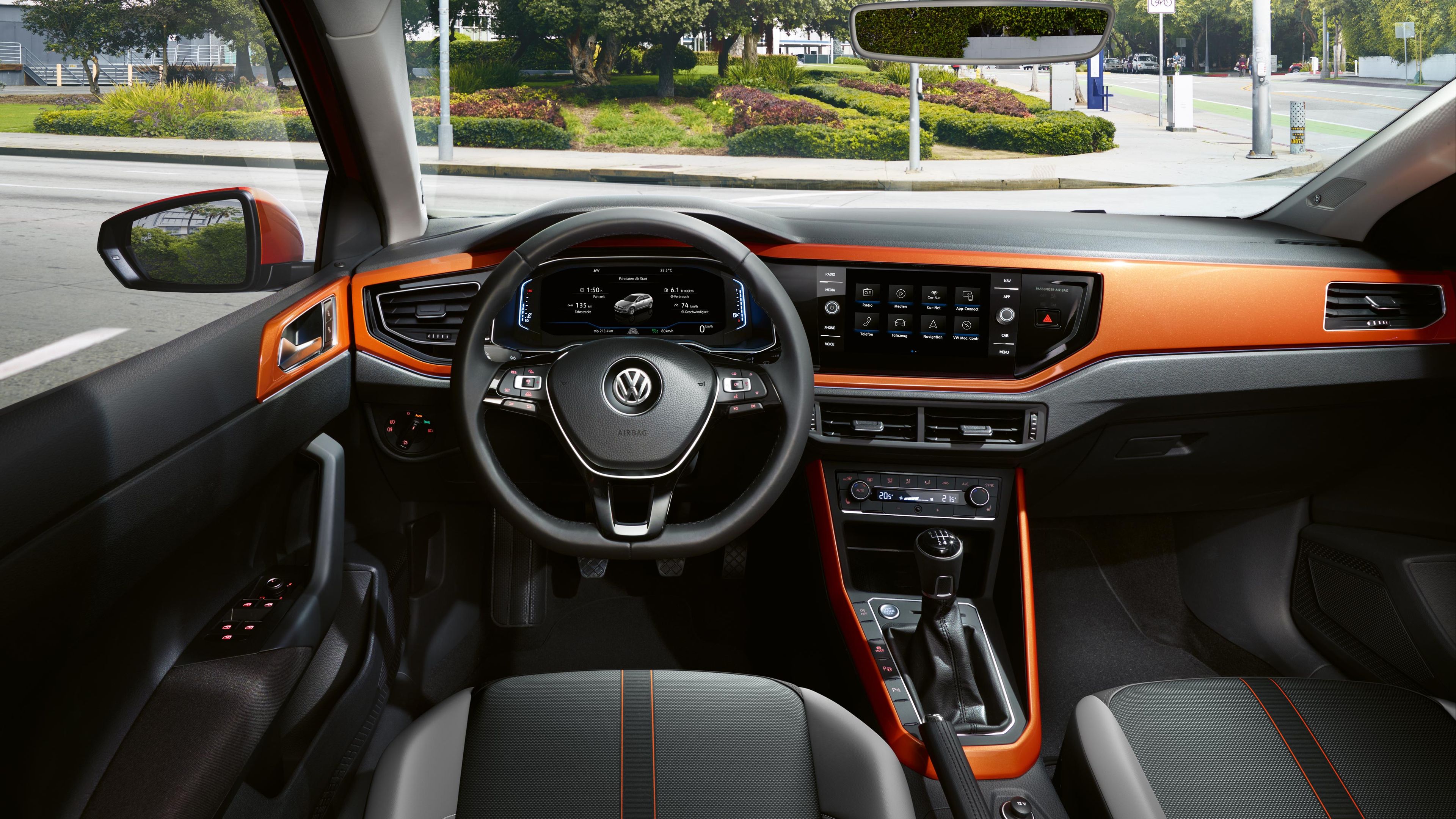 VW Polo oranžna notranjost armatura