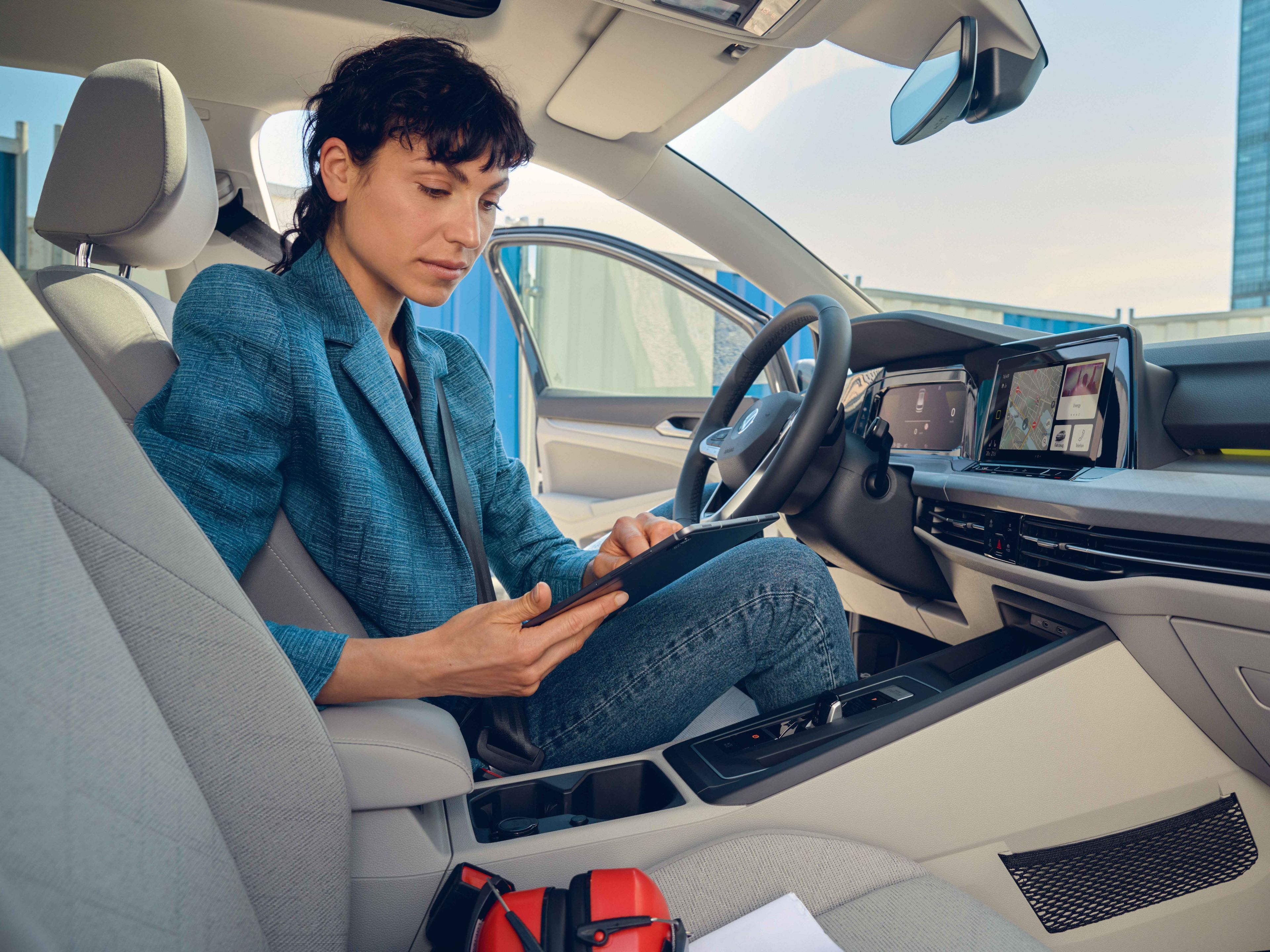 Streaming und Internet VW Golf Variant ženska, ki sedi v avtomobilu