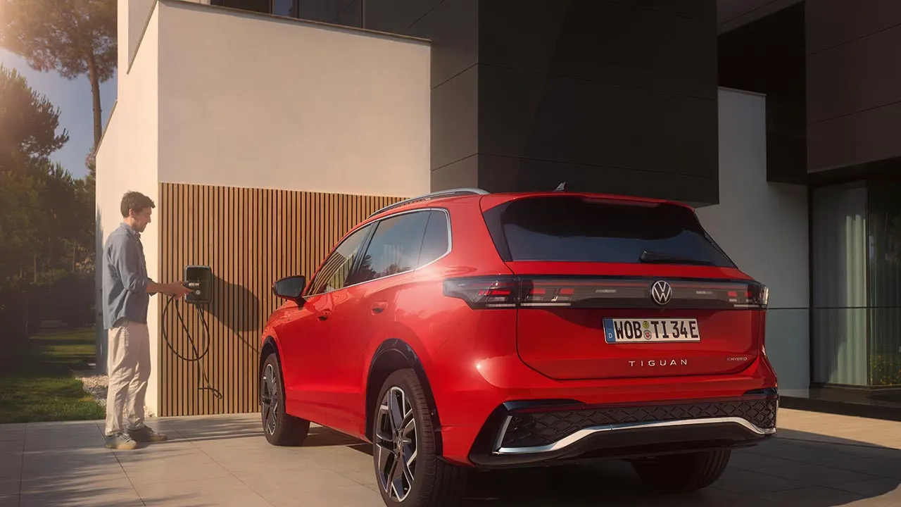 Volkswagen Tiguan ehybrid, moški, ki ga daje polnit