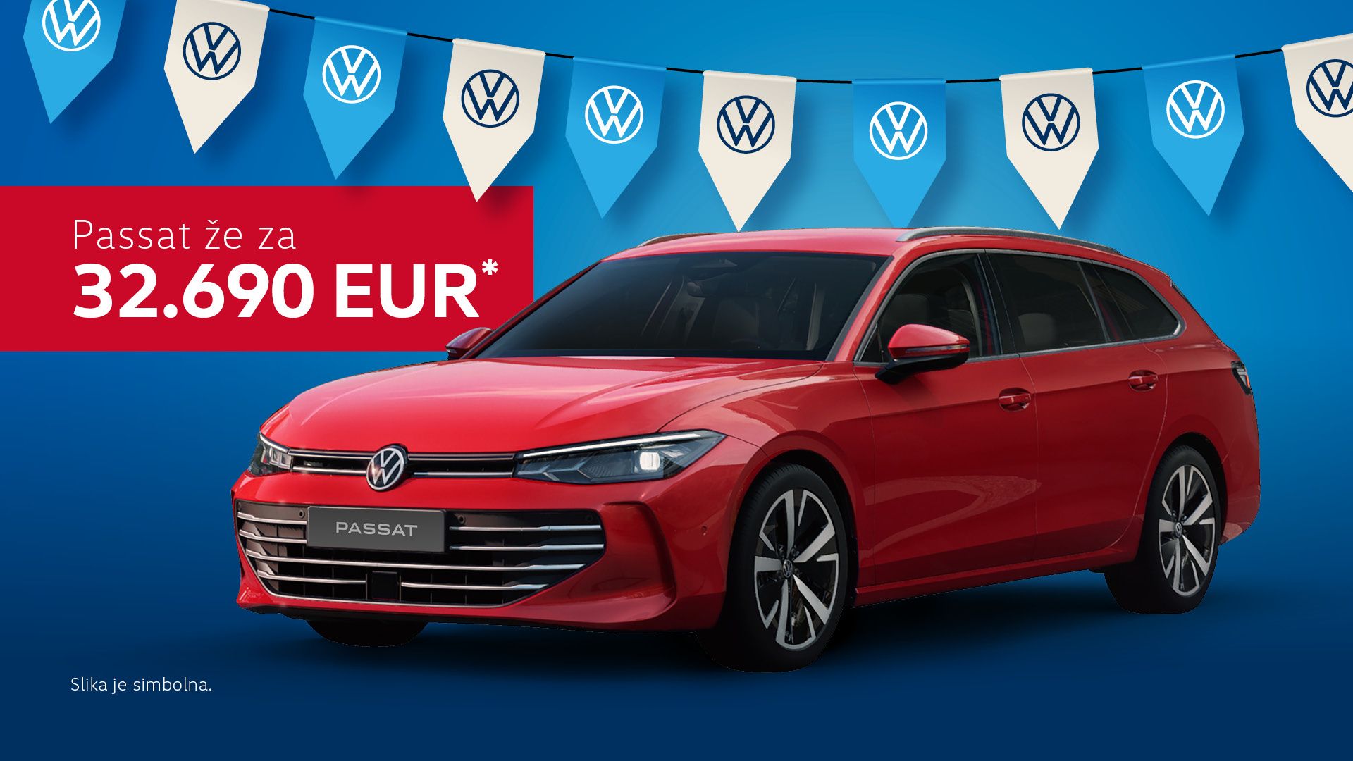 Oglas za rdeči karavan Volkswagen Passat, parkiran na modrem ozadju. Na levi strani je napis: »Passat že za 32.690 EUR*«, nad avtom pa so zastavice z logotipom VW. V spodnjem levem kotu je droben napis, da je slika simbolična.