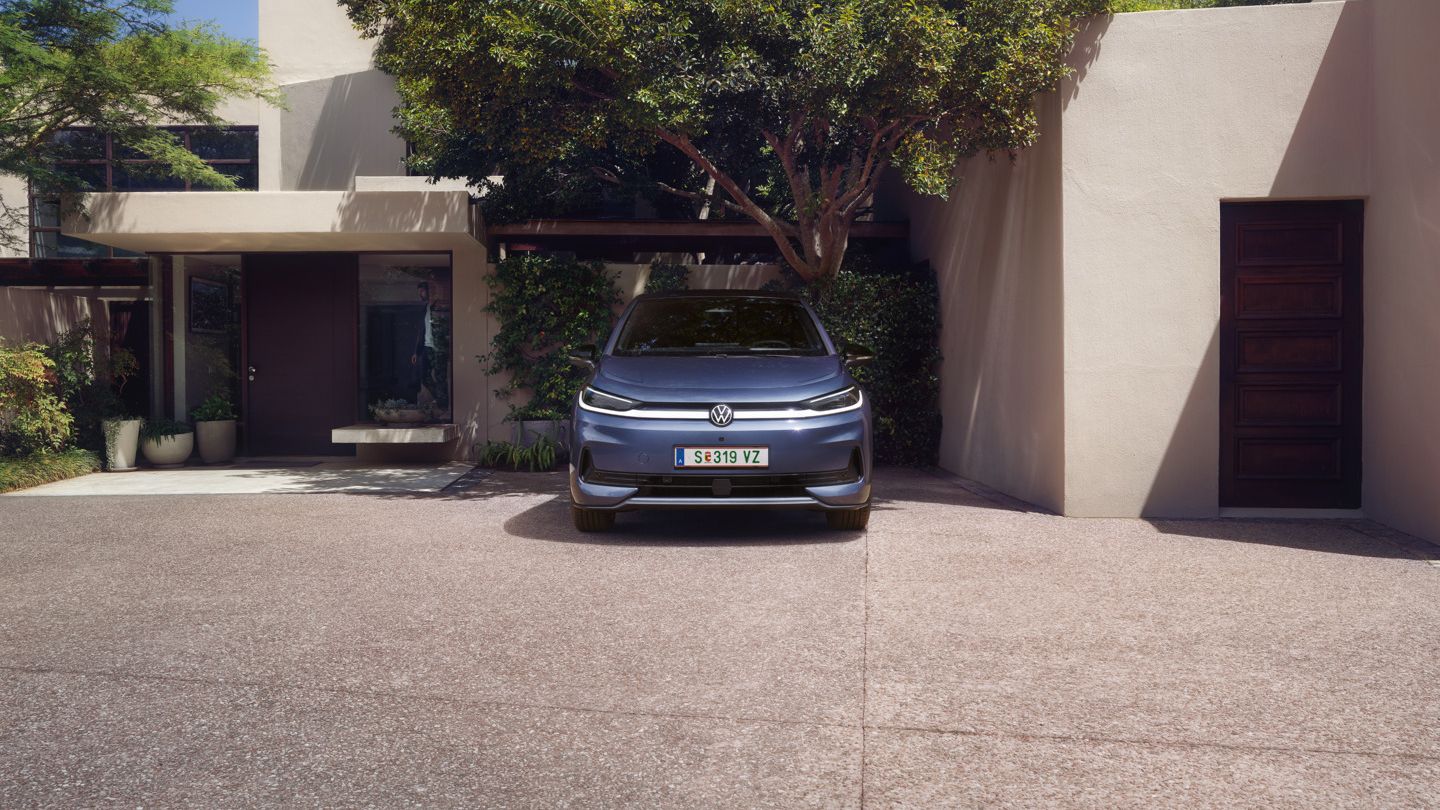 Moder VW ID.3 Neo je parkiral pred enodružinsko hišo