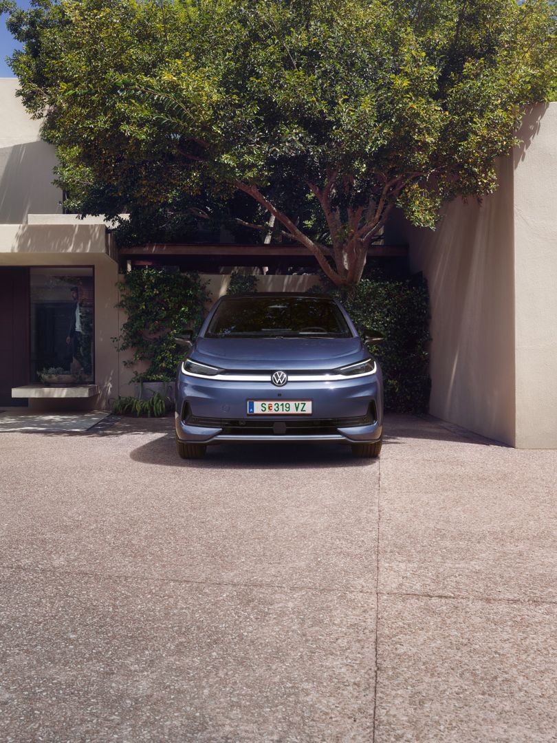 Moder VW ID.3 Neo je parkiral pred enodružinsko hišo