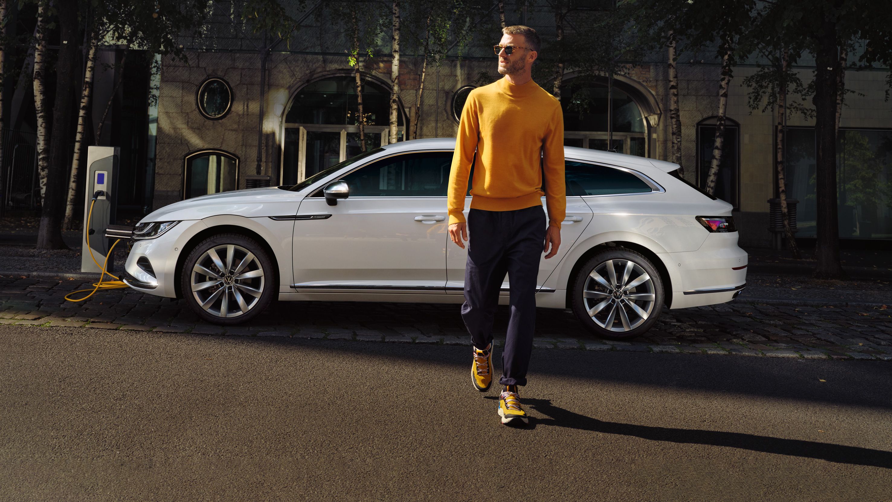 Volkswagen Arteon Shooting Brake eHybrid, ki je  je s kablom povezan na polnilno postajo