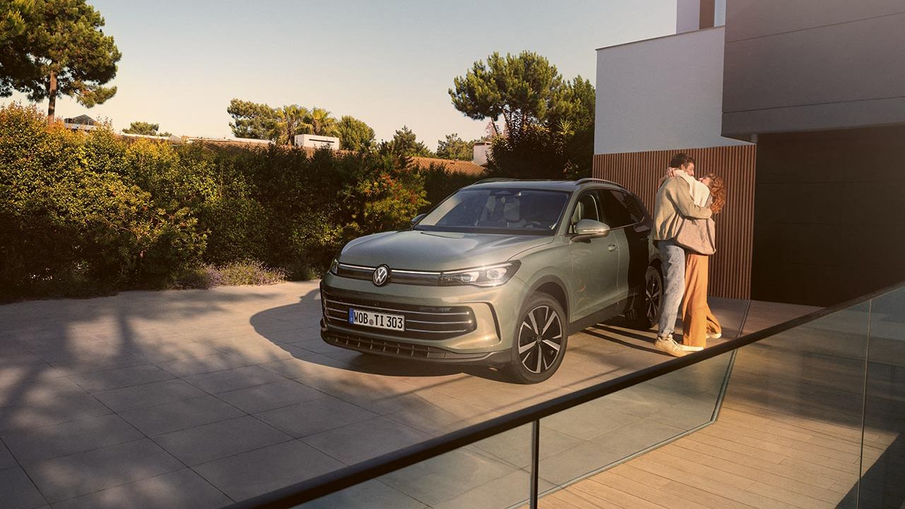 Volkswagen Tiguan zelen, osebi ki se objemata