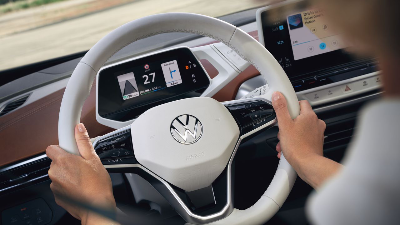 VW ID.4 Interieur, Detailansicht des weißen Multifunktionslenkrads