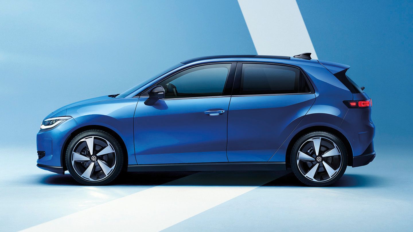 Moderen moder Volkswagen ID. Polo s petimi vrati je prikazan s strani na svetlo modrem ozadju. Avto ima športna platišča, zatemnjena okna in preprosto, aerodinamično obliko. Svetel diagonalni pas v ozadju poudari silhueto vozila.