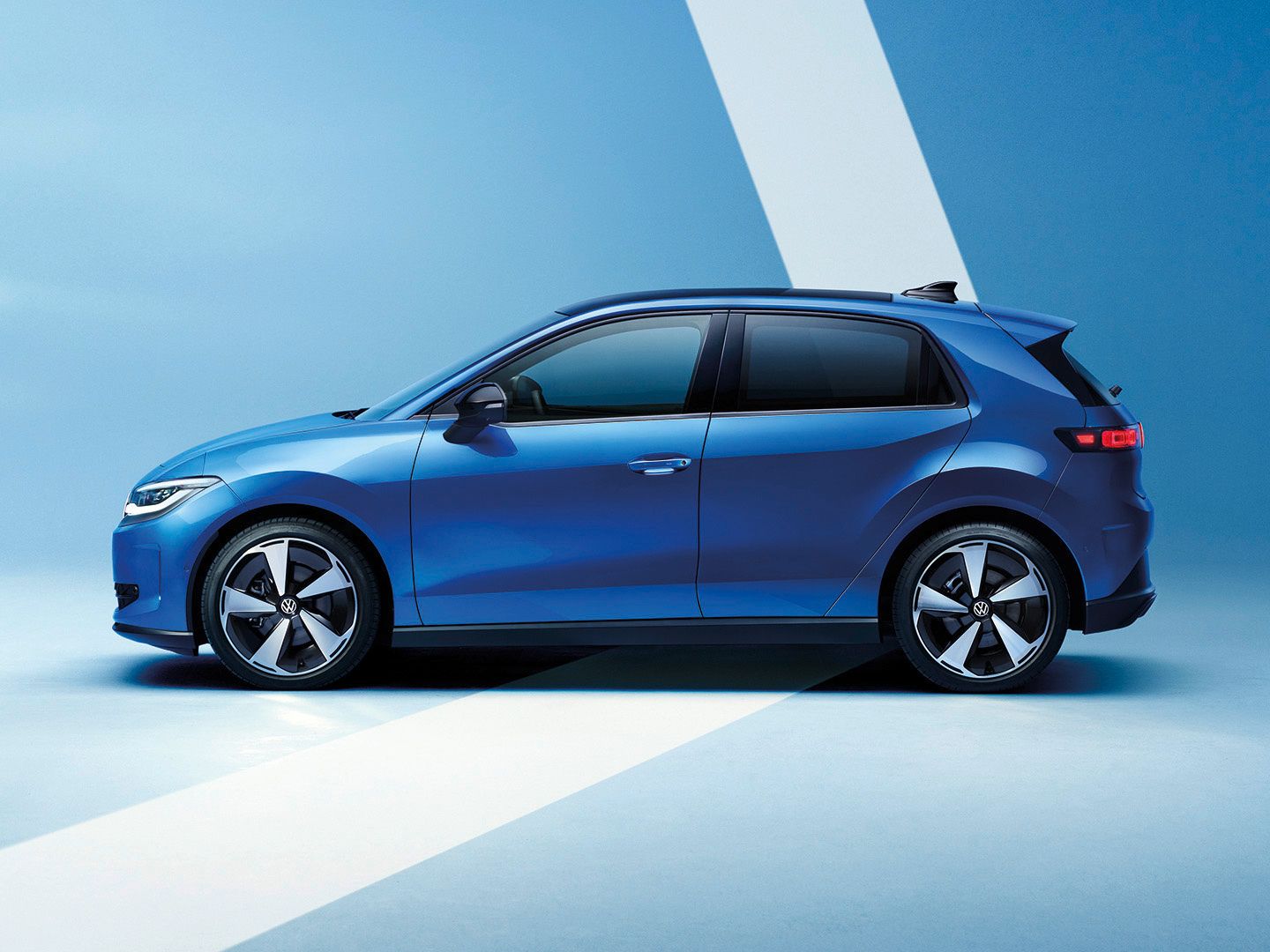 Moderen moder Volkswagen ID. Polo s petimi vrati je prikazan s strani na svetlo modrem ozadju. Avto ima športna platišča, zatemnjena okna in preprosto, aerodinamično obliko. Svetel diagonalni pas v ozadju poudari silhueto vozila.