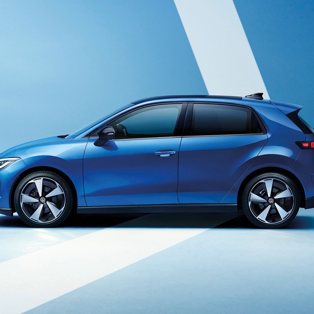 Moderen moder Volkswagen ID. Polo s petimi vrati je prikazan s strani na svetlo modrem ozadju. Avto ima športna platišča, zatemnjena okna in preprosto, aerodinamično obliko. Svetel diagonalni pas v ozadju poudari silhueto vozila.
