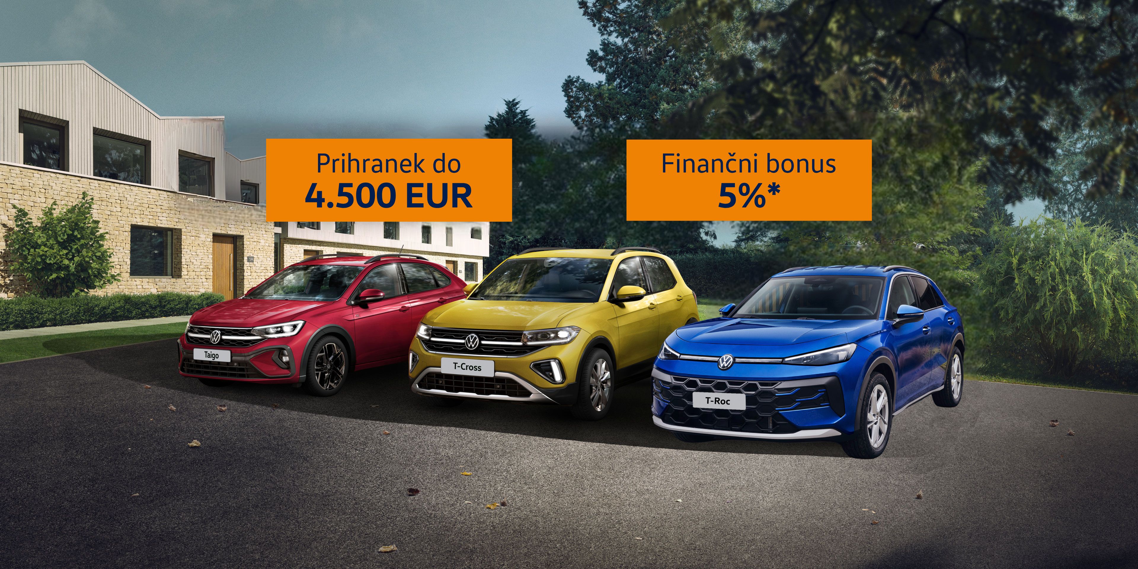 Promocijska slika s tremi Volkswagnovimi vozili (rdečim, rumenim in modrim) parkiranimi pred sodobno belo hišo v zelenem okolju. Nad avtomobili sta modra napisa: »Prihranek do 4.500 EUR« in »Finančni bonus 5%*«.