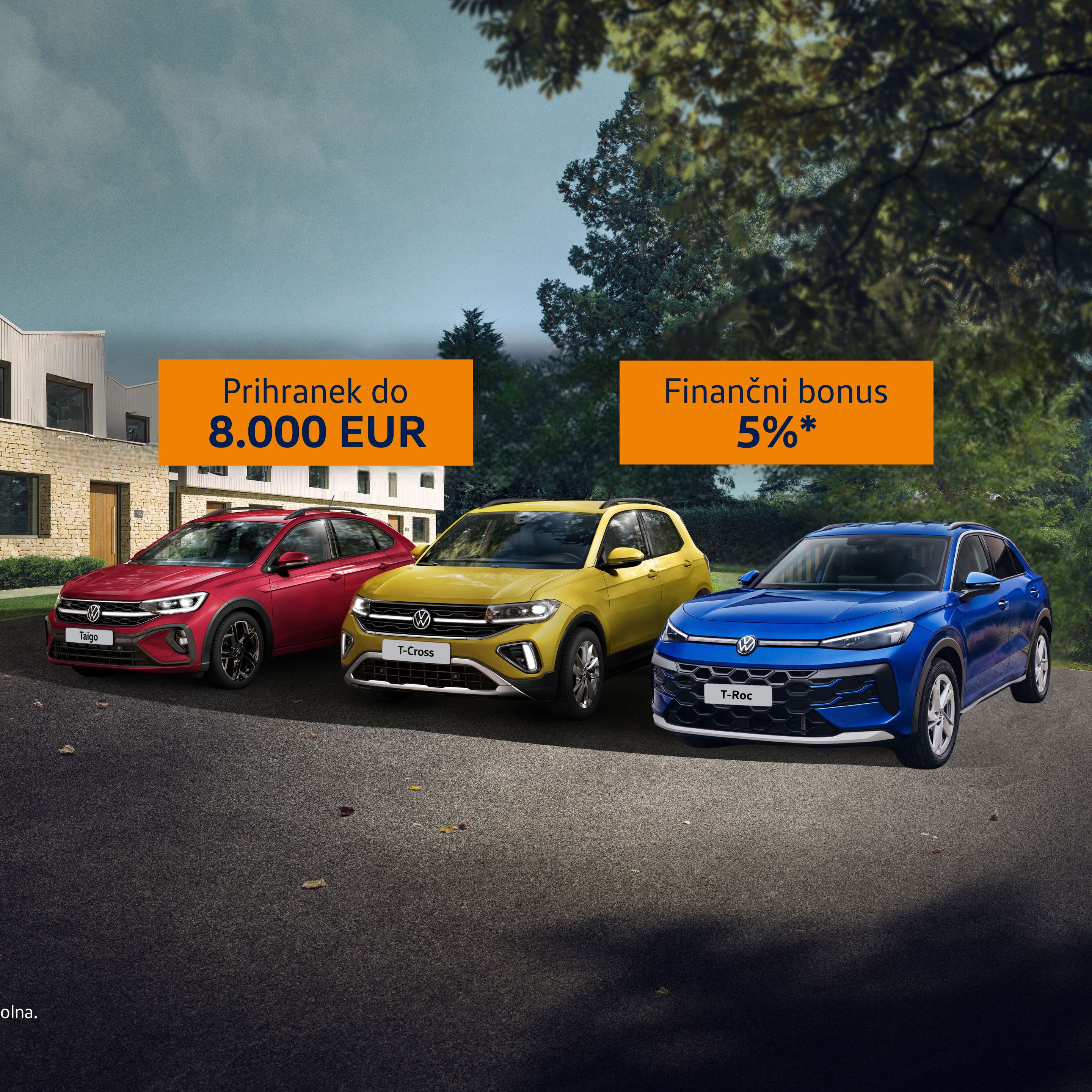 Promocijska slika s tremi Volkswagnovimi vozili (rdečim, rumenim in modrim) parkiranimi pred sodobno belo hišo v zelenem okolju. Nad avtomobili sta modra napisa: »Prihranek do 8.000 EUR« in »Finančni bonus 5%*«.