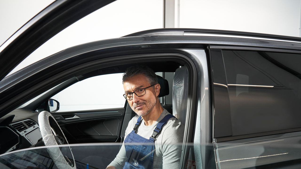 VW Mechaniker beim Inspektionsservice
