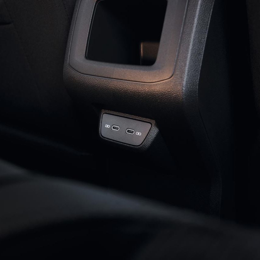 Detajlni posnetek USB-priključkov tipa C za zadnjo sedežno klop.