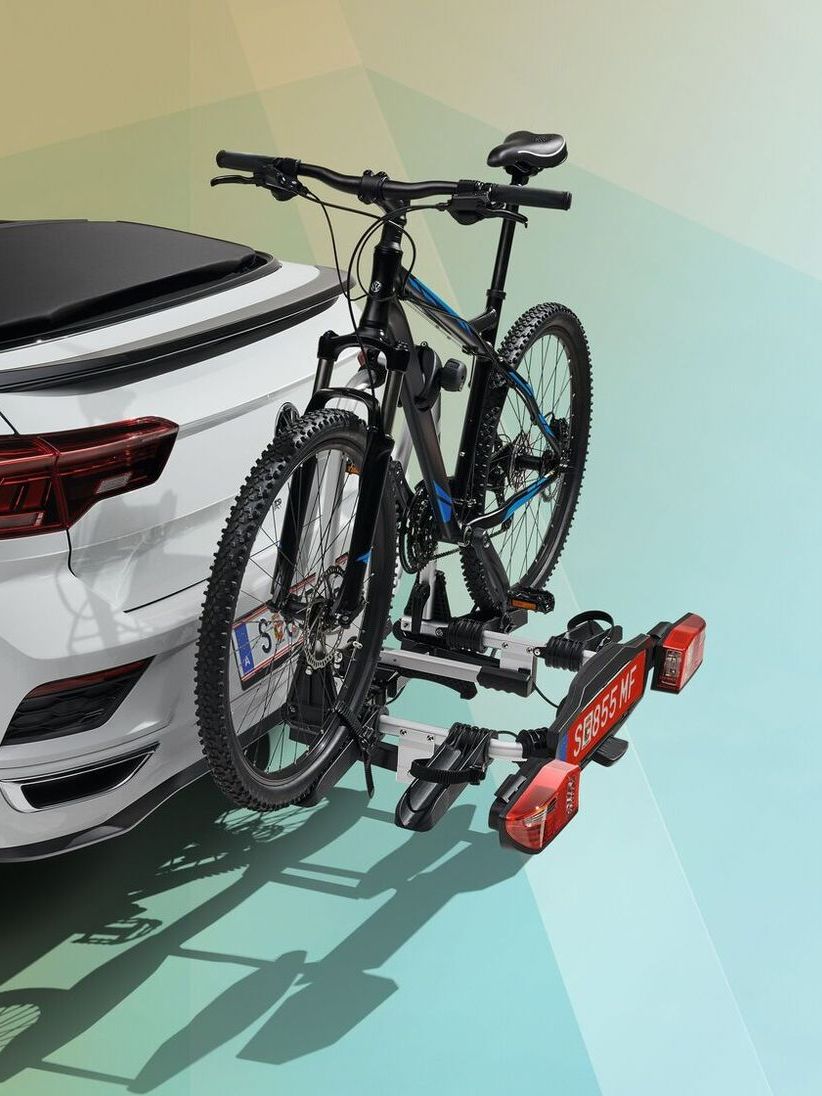 Bel T-Roc Cabrio ima na vlečni kljuki pritrjen prtljažnik za kolesa.