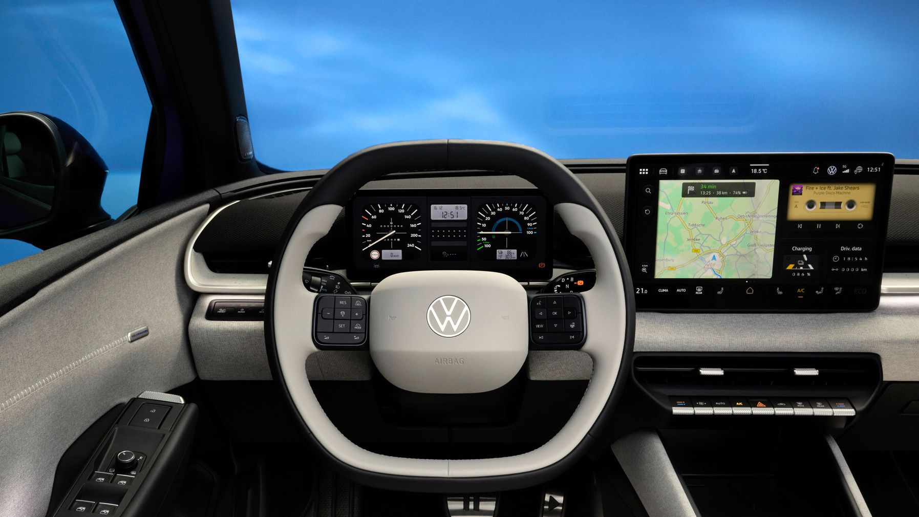 Notranjost modela ID. Polo prikazuje sodobno armaturno ploščo z interaktivnimi zasloni. Na sredini je velik volan z logotipom. Na desni strani je velik vmesnik na dotik za nadzor različnih funkcij vozila, vključno z navigacijo.