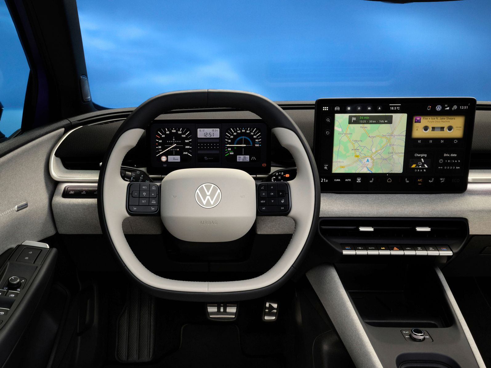 Notranjost modela ID. Polo prikazuje sodobno armaturno ploščo z interaktivnimi zasloni. Na sredini je velik volan z logotipom. Na desni strani je velik vmesnik na dotik za nadzor različnih funkcij vozila, vključno z navigacijo.