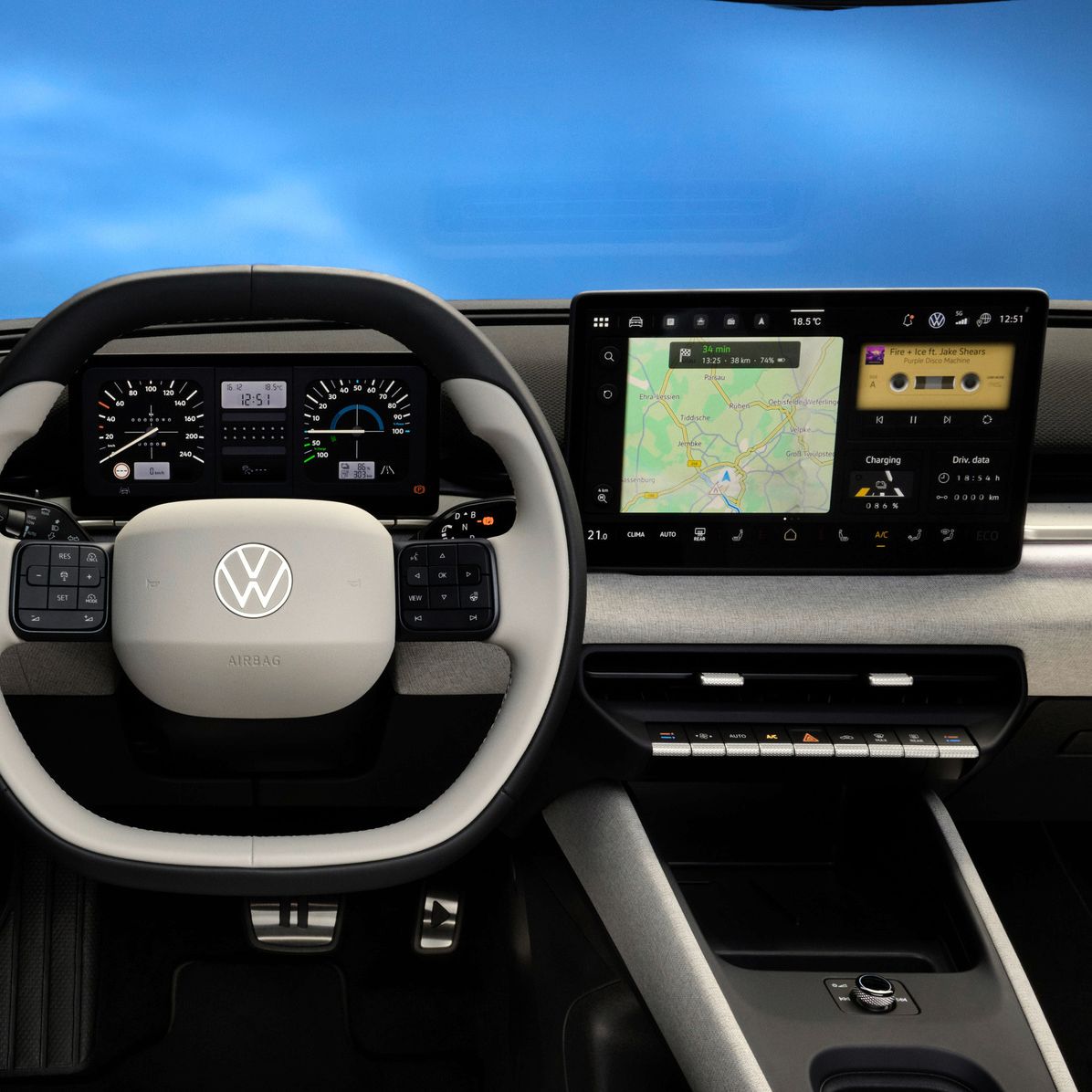 Notranjost modela ID. Polo prikazuje sodobno armaturno ploščo z interaktivnimi zasloni. Na sredini je velik volan z logotipom. Na desni strani je velik vmesnik na dotik za nadzor različnih funkcij vozila, vključno z navigacijo.