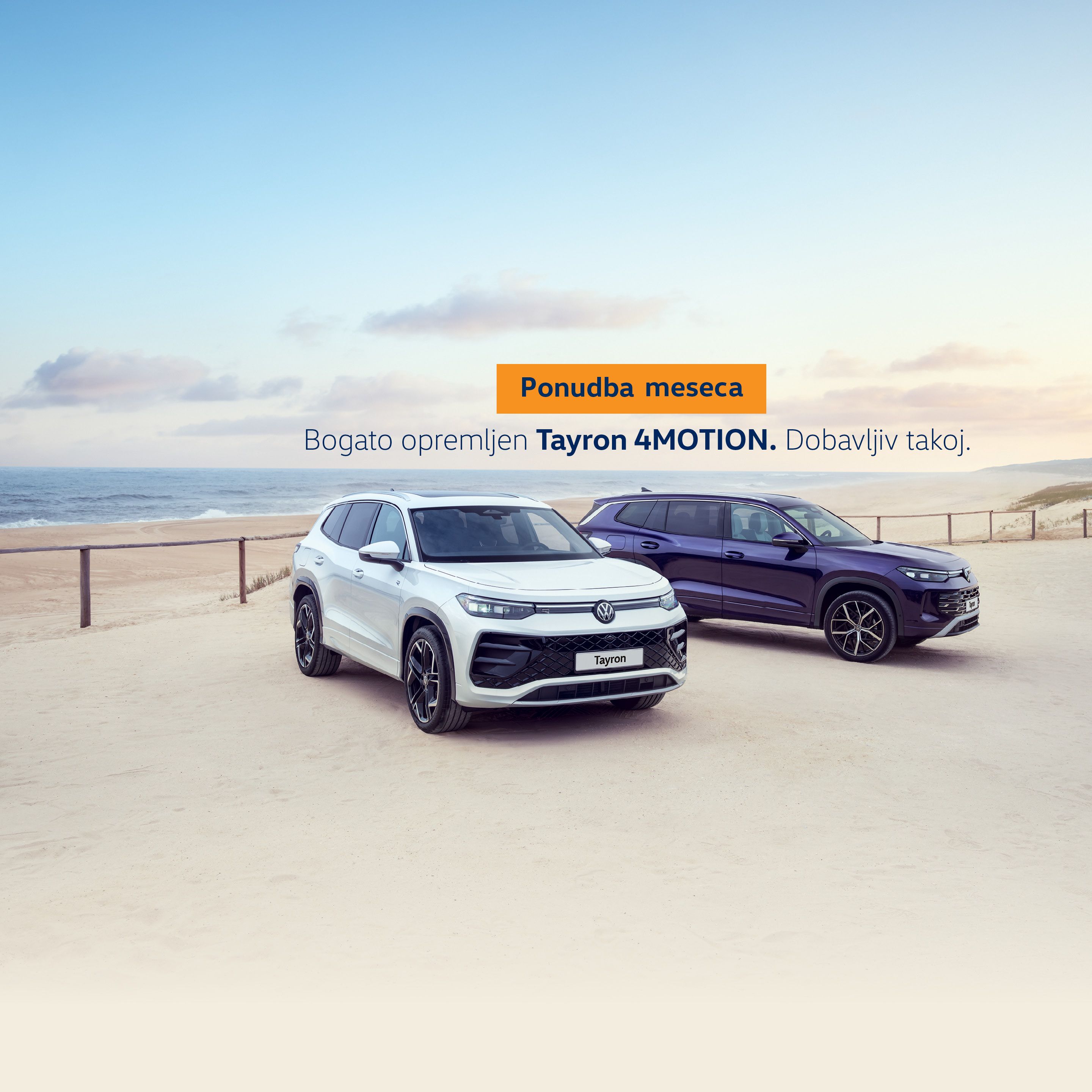 Oglasna fotografija dveh športnih terencev Volkswagen Tayron 4MOTION, parkiranih na peščenem parkirišču ob plaži, eden bel in eden temno moder. V ozadju so sipine, morje in modro nebo. Na sredini slike je napis v slovenščini, ki izpostavlja »Ponudbo meseca« in takojšnjo dobavljivost bogato opremljenega modela.