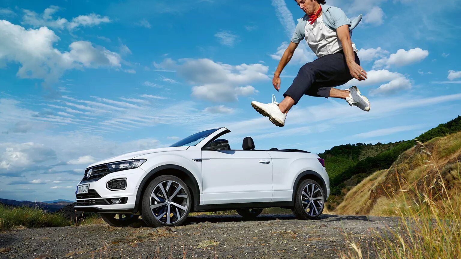 Moški skače pred T-Rocom Cabriolet
