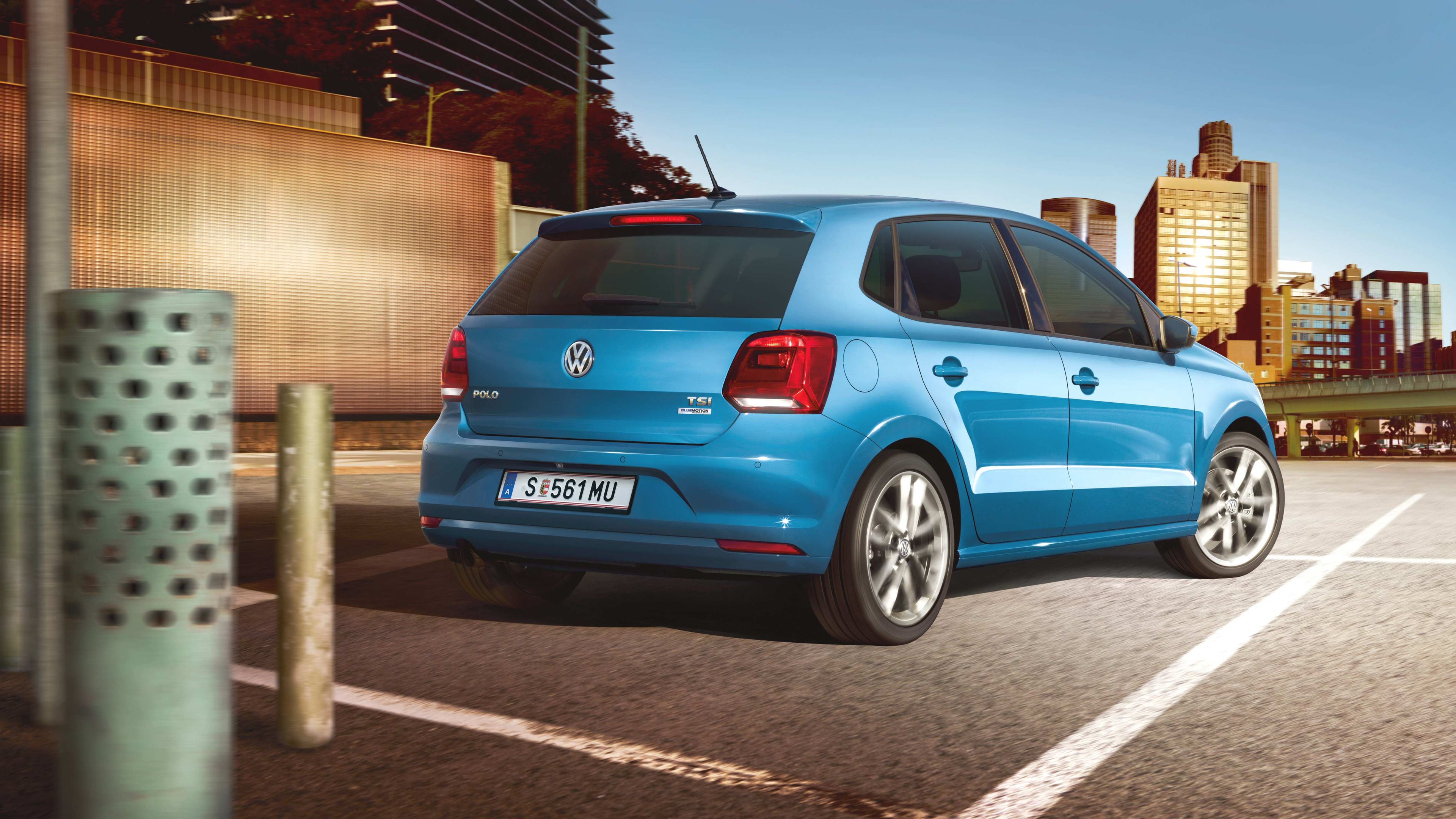 VW Polo modri prikaz od zadaj