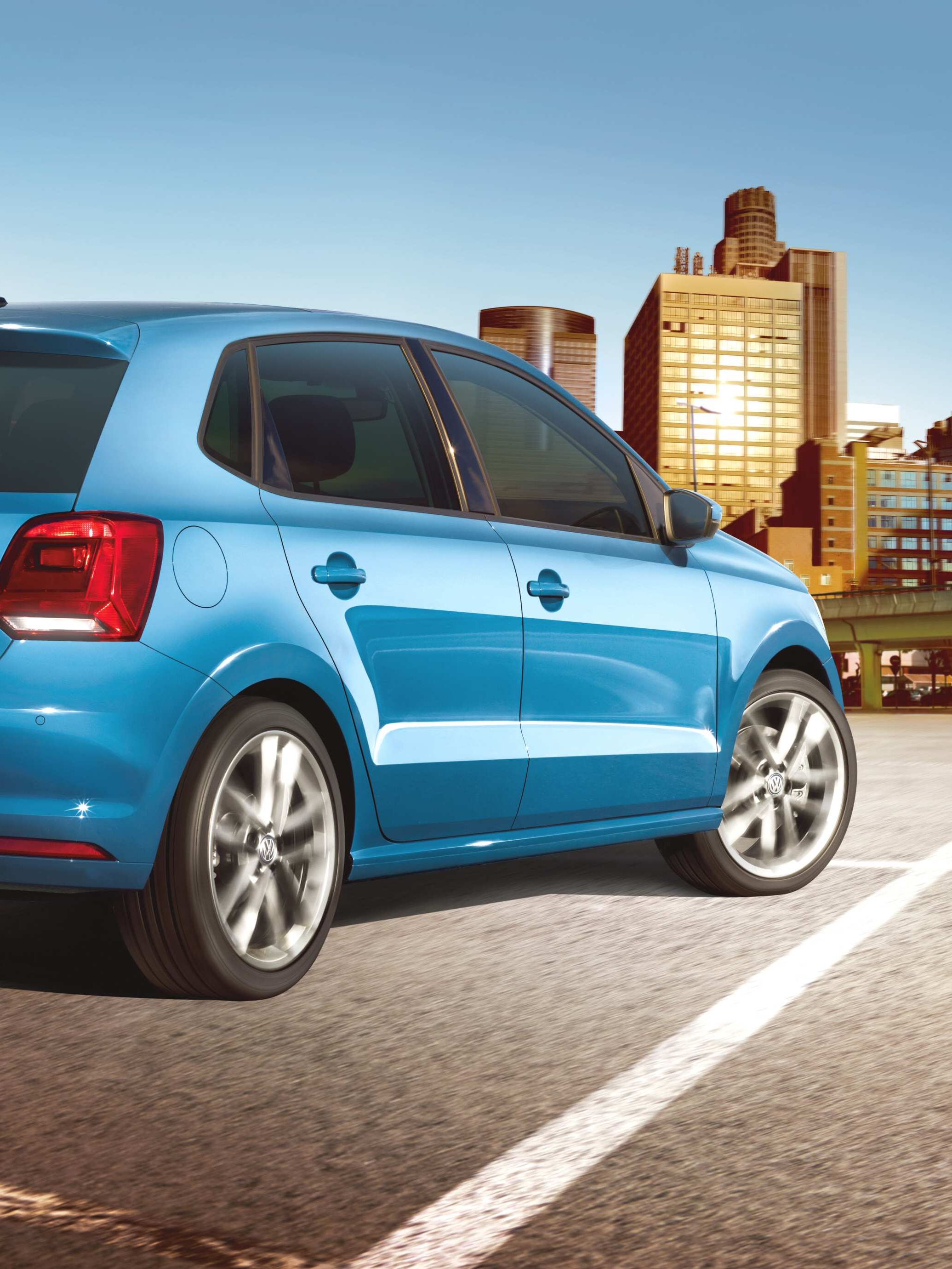 VW Polo modri prikaz od zadaj