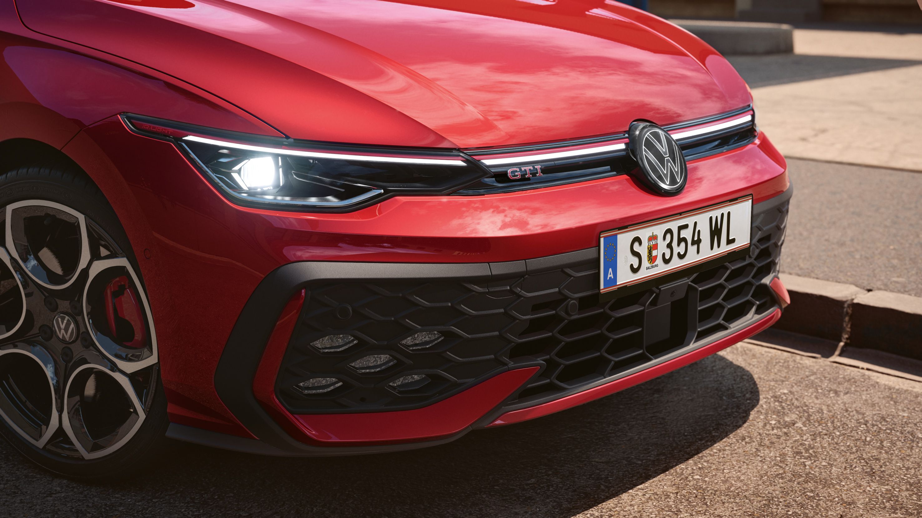 Detajlni posnetek matričnih LED-žarometov pri rdečem VW Golfu GTI.