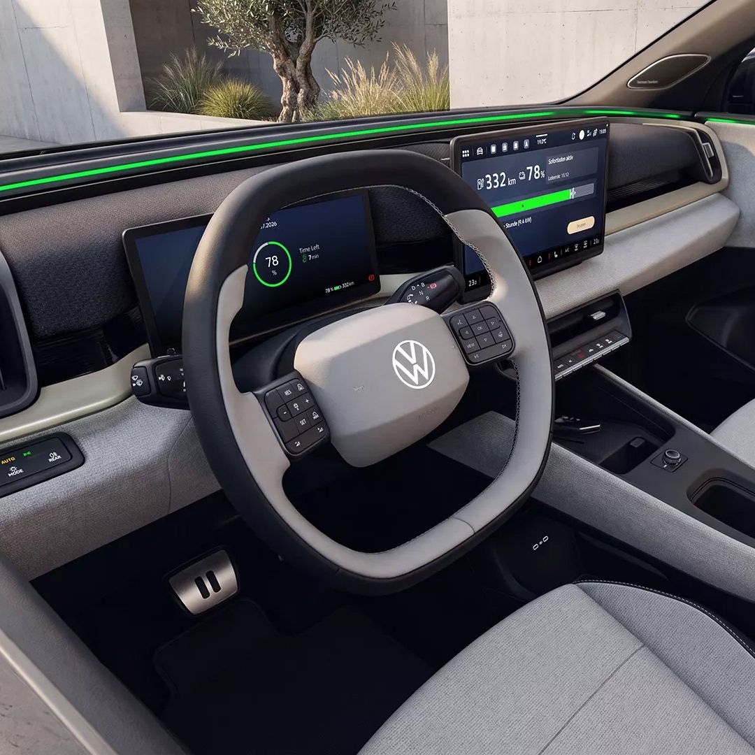 Skozi okno na voznikovi strani je mogoče videti notranjost VW ID. Crossa s funkcijo ID. Light.