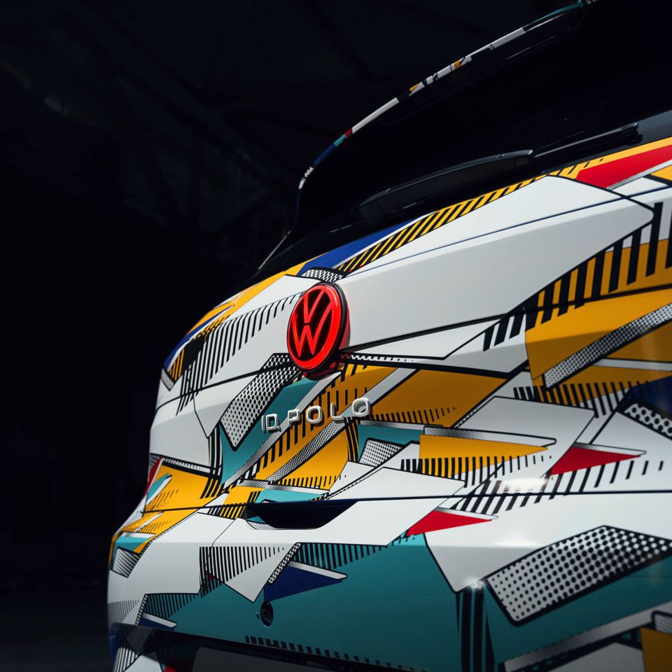 Z desne strani je od zadaj pred temnim ozadjem prikazan VW ID. Polo z maskirno folijo.