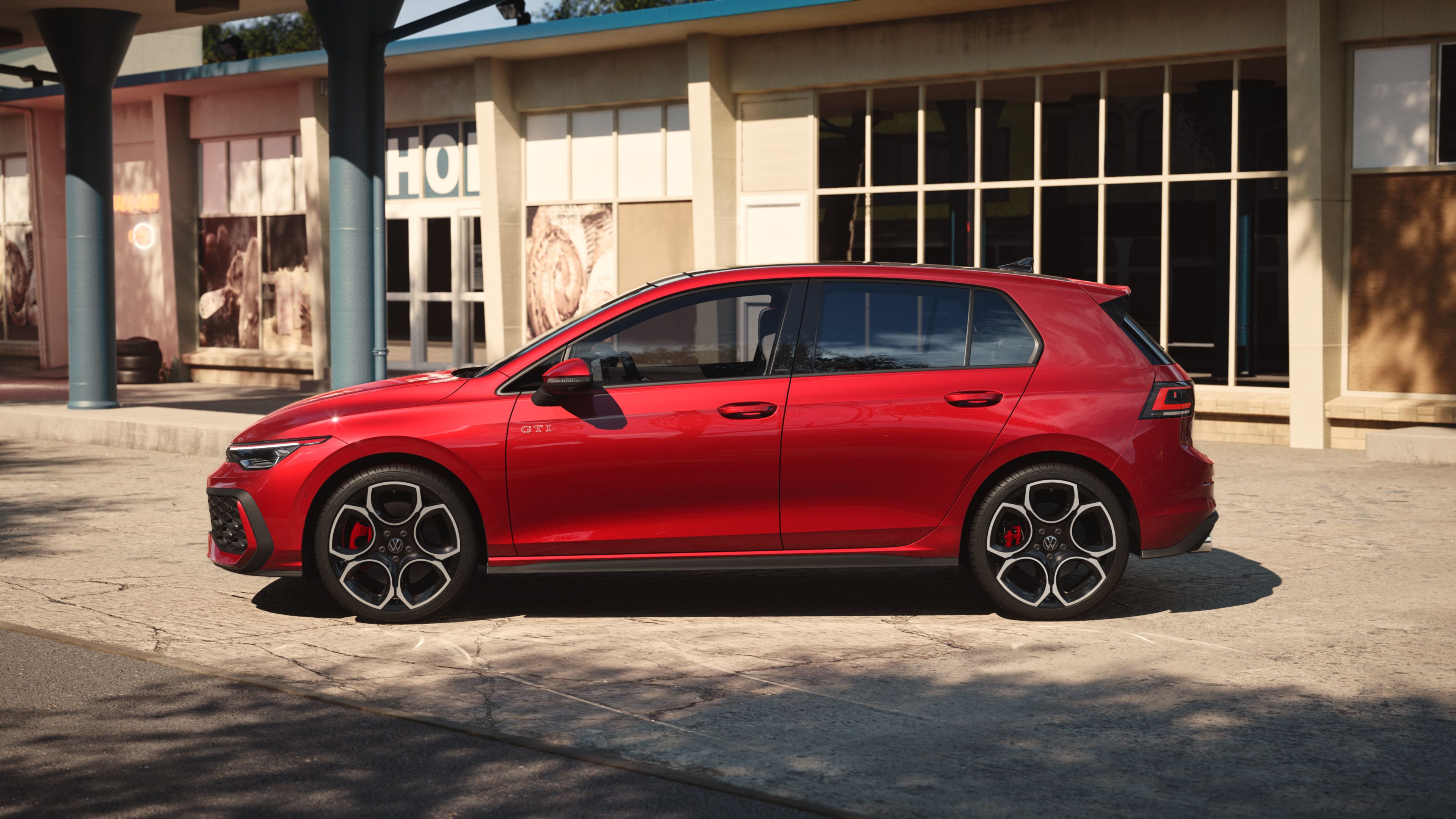 Od strani je prikazan rdeč VW Golf GTI