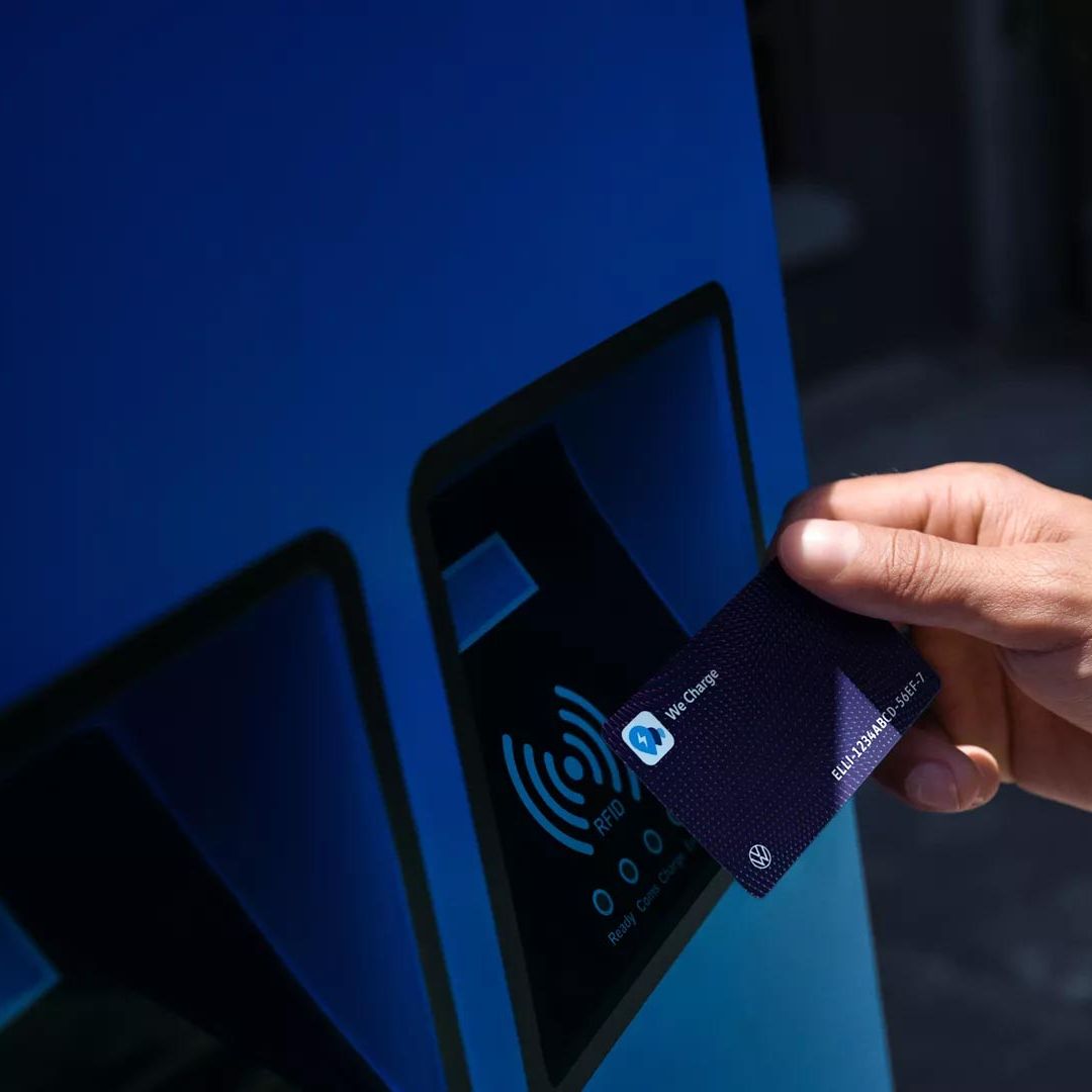 Ein Ladevorgang wird per We Charge Ladekarte an einer Ladesäule bezahlt.