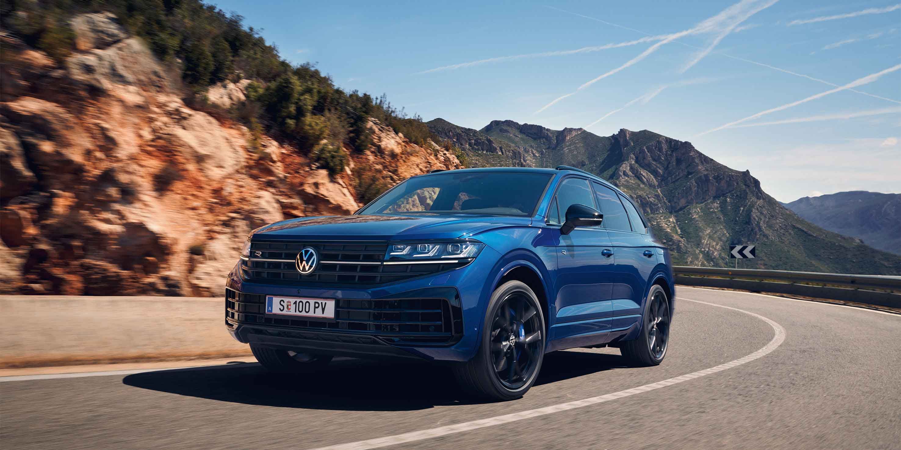 Der VW Touareg R eHybrid fährt auf einer Bergstraße