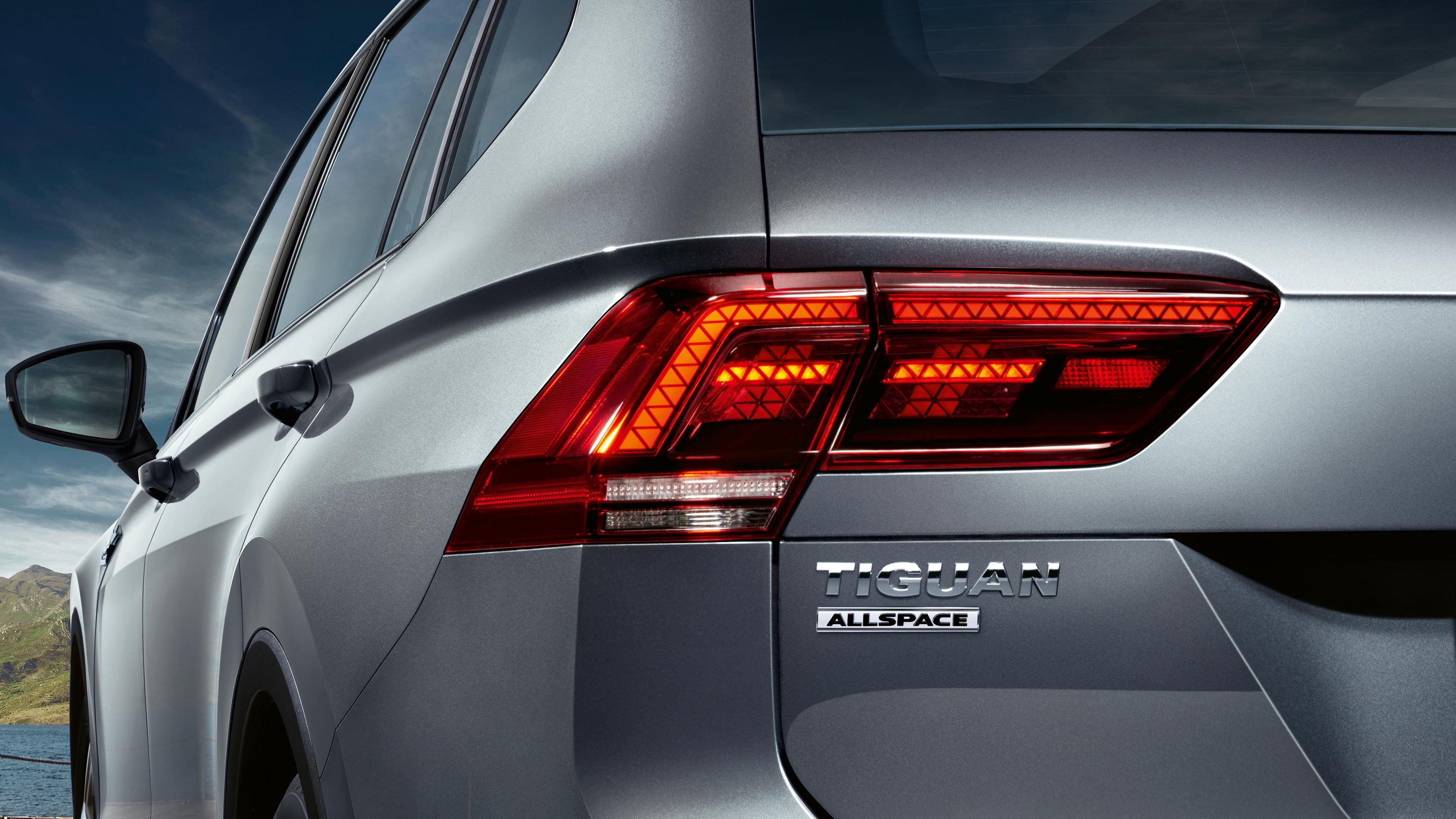 VW Tiguan Allspace srebrna zunanjost detajl LED zadnje luči