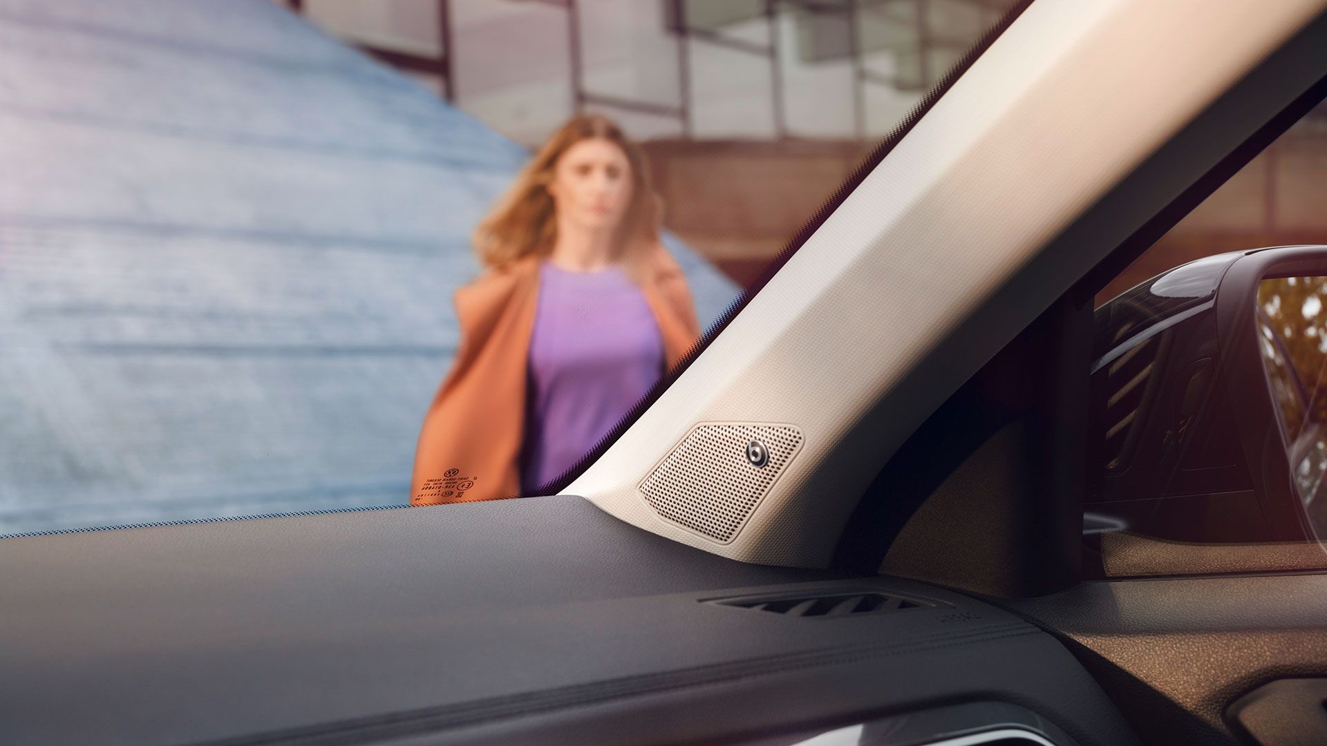 Notranjost VW T-Roca, detajlni posnetek avdiosistema BeatsAudio™.
