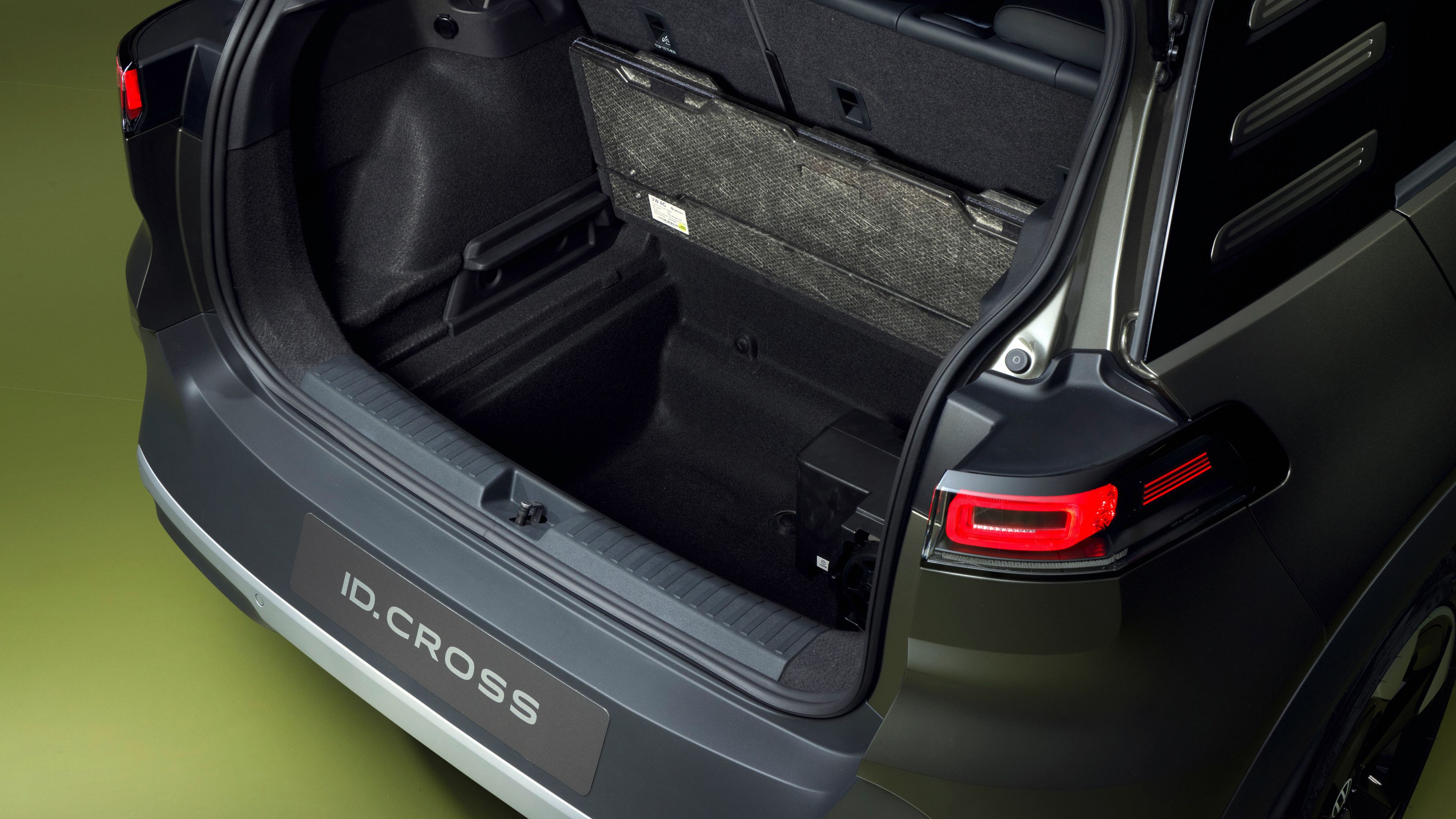 Odprt prtljažnik električnega SUV Volkswagen ID. Cross z dvojnim dnom za shranjevanje prtljage.