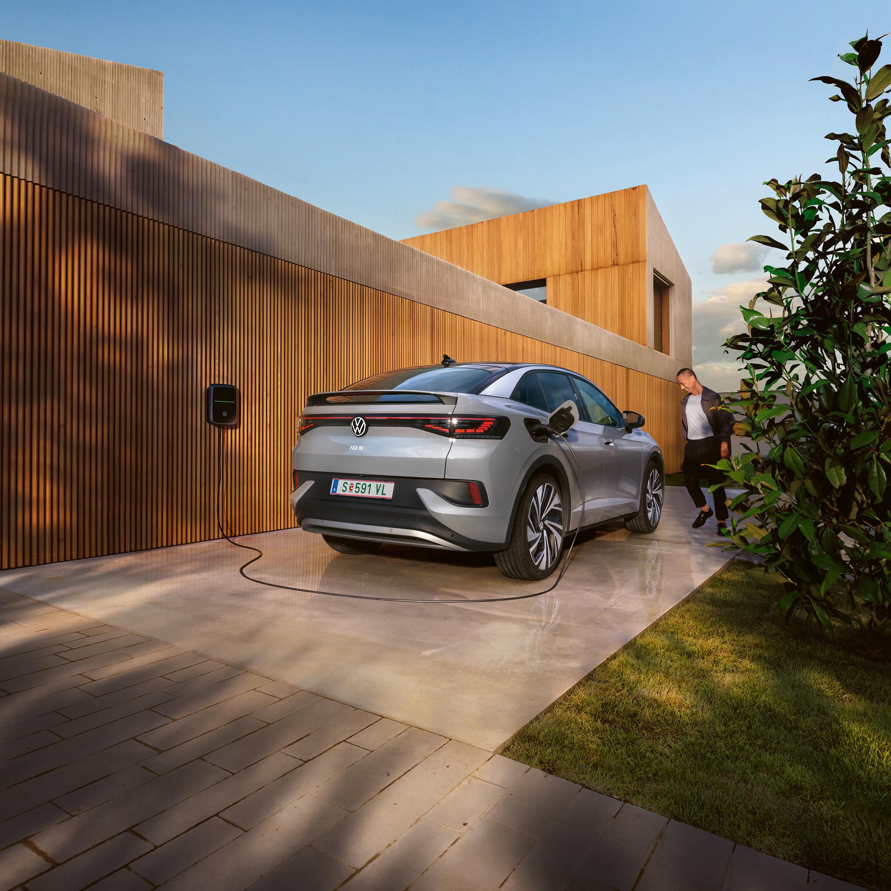 VW lädt an der ID. Charger 2 Wallbox
